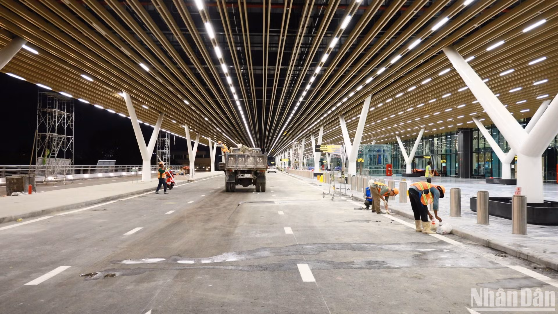 Các lớp mái lên xuống, đan xen tạo sự đa dạng trong các góc nhìn, đồng thời mang ánh sáng tự nhiên vào trong nhà ga.