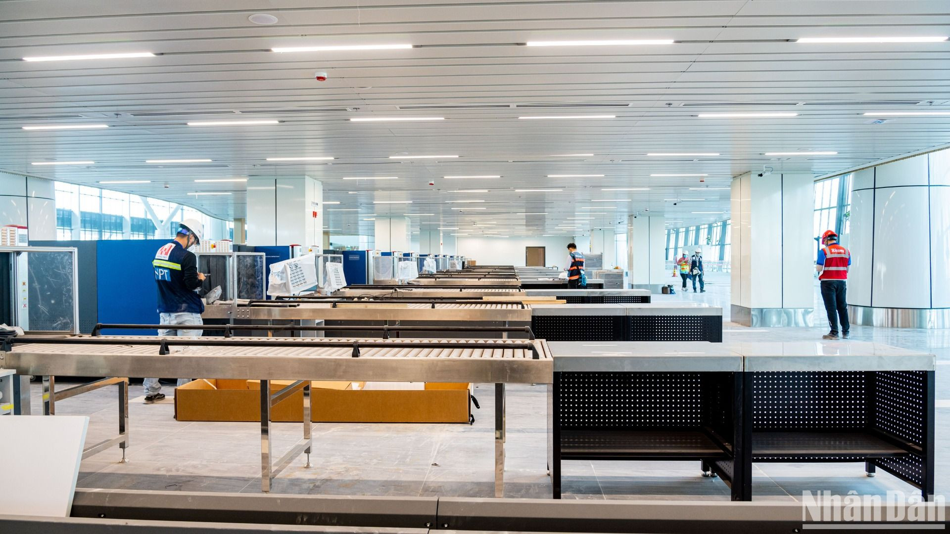 Các quầy làm thủ tục bay đang lắp đặt máy móc, phía sau là hệ thống bagdrop thả hành lý.