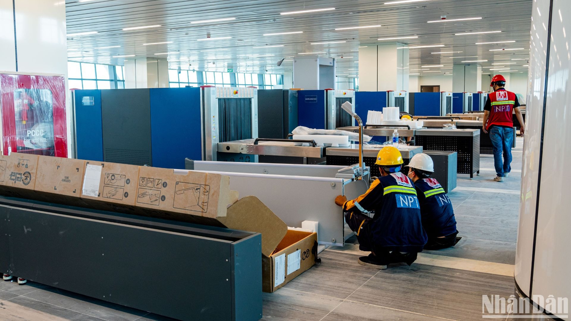 Hàng trăm công nhân được huy động làm để kịp gấp rút khai trương đưa vào sử dụng theo kế hoạch cuối tuần này.