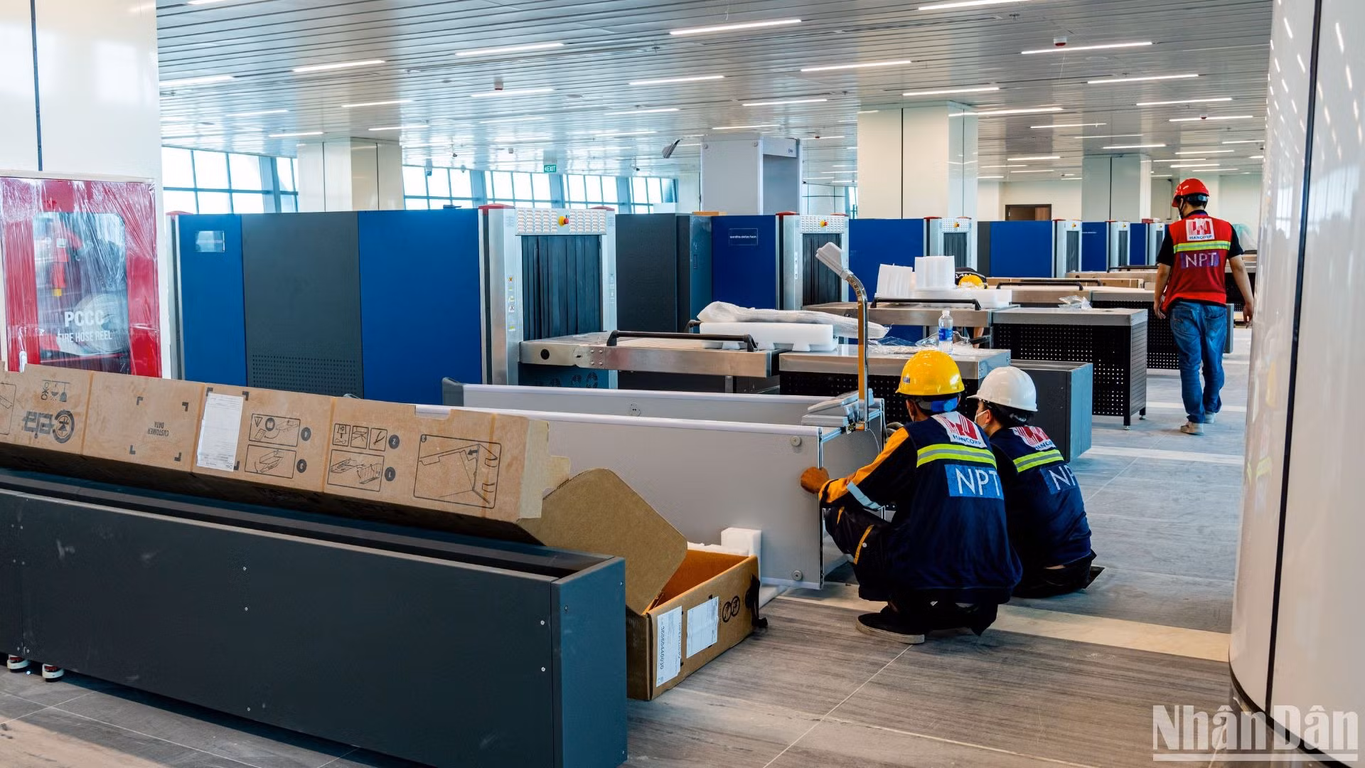 Hàng trăm công nhân được huy động làm để kịp gấp rút khai trương đưa vào sử dụng theo kế hoạch cuối tuần này.