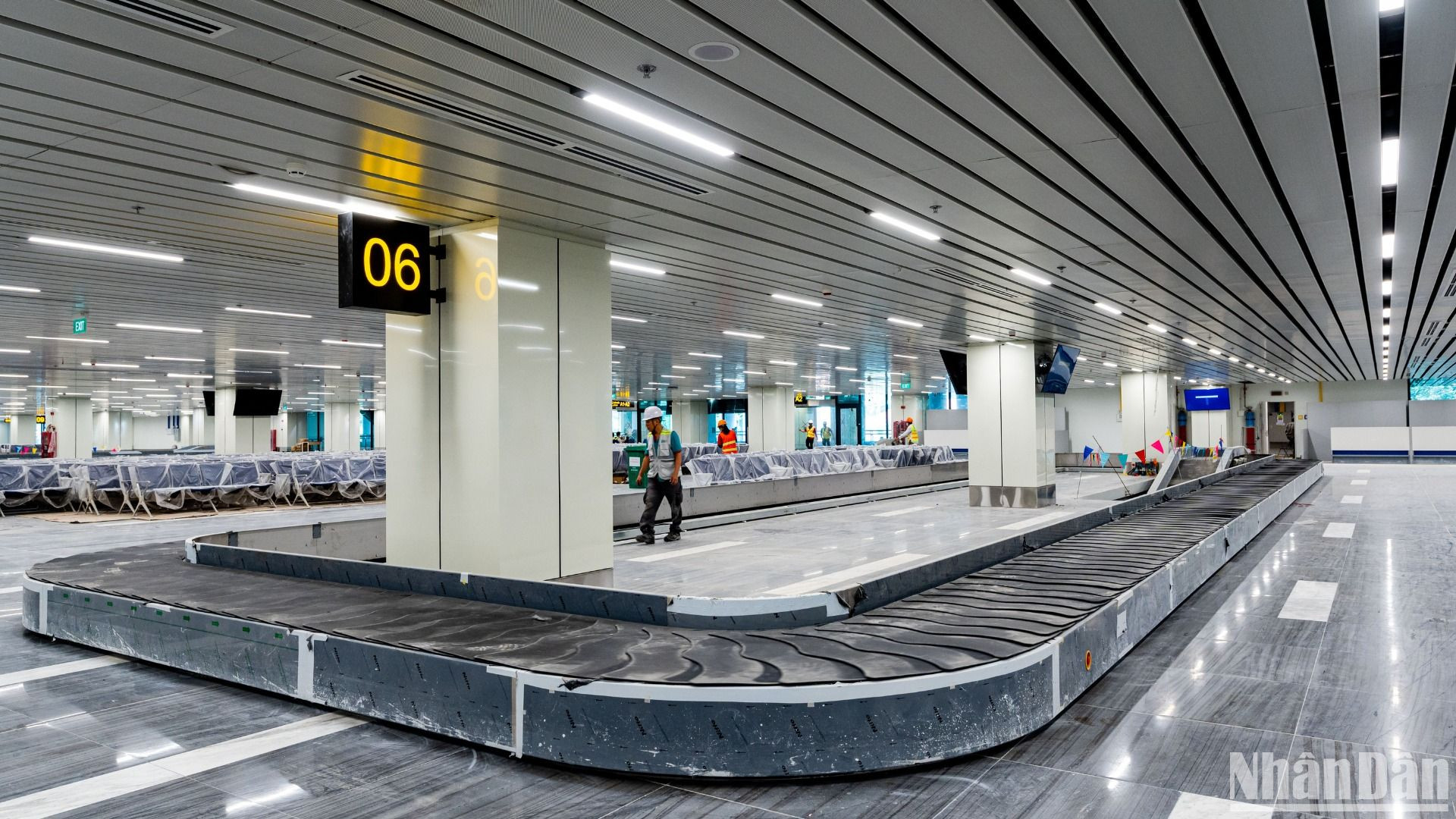 Nhà ga có 6 đảo xử lý hành lý đi và 10 đảo trả hành lý đến, đang xử lý các công đoạn cuối.