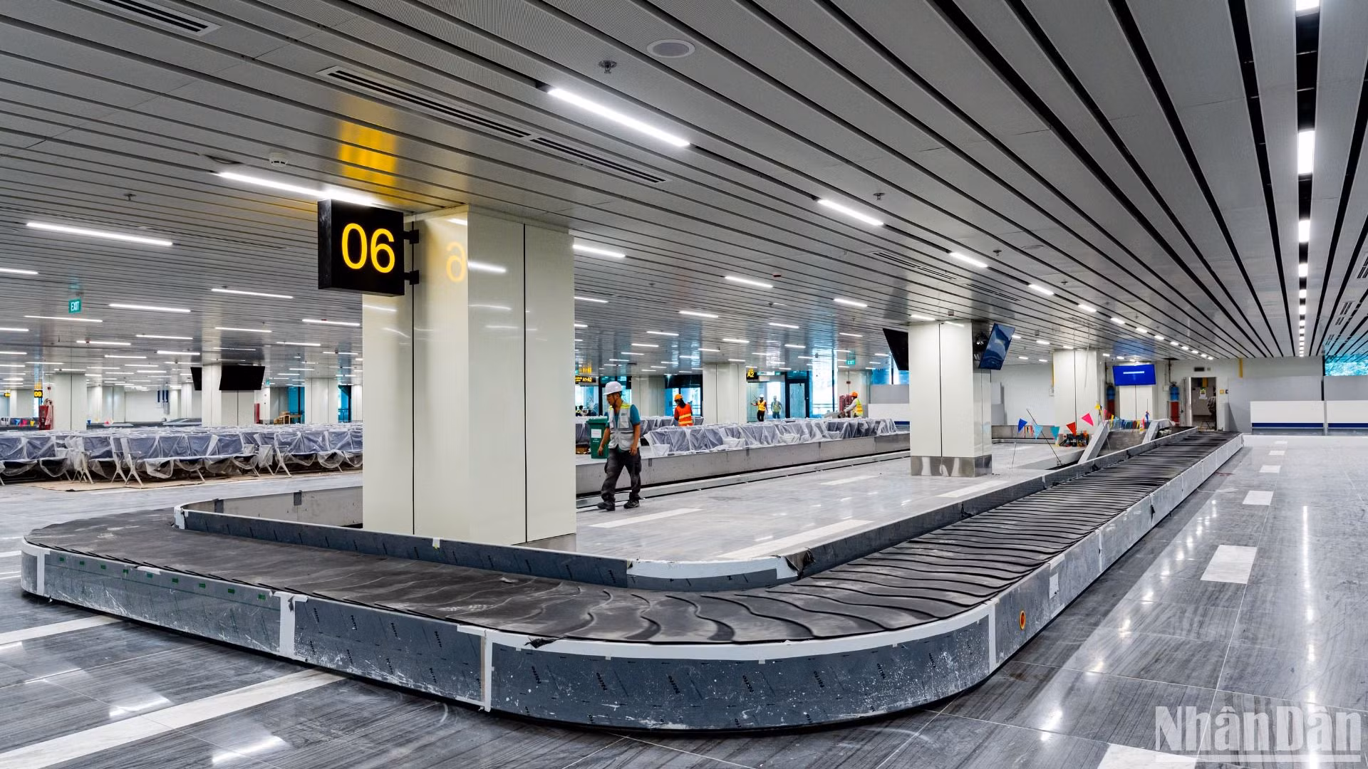 Nhà ga có 6 đảo xử lý hành lý đi và 10 đảo trả hành lý đến, đang xử lý các công đoạn cuối.