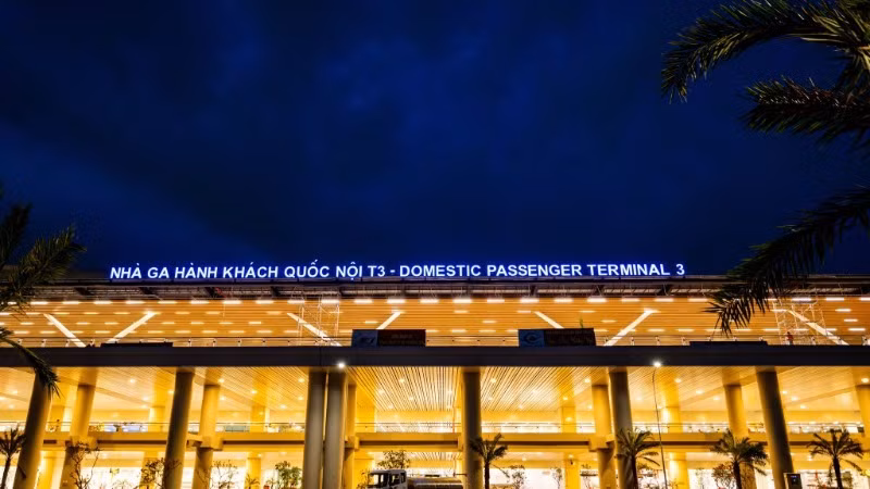 Nhà ga T3 sân bay quốc tế Tân Sơn Nhất đã hoàn thành 99% sau gần hai năm xây dựng. Công trình cơ bản hoàn thiện các hạng mục chính, sẽ được khánh thành sớm hơn kế hoạch hai tháng.