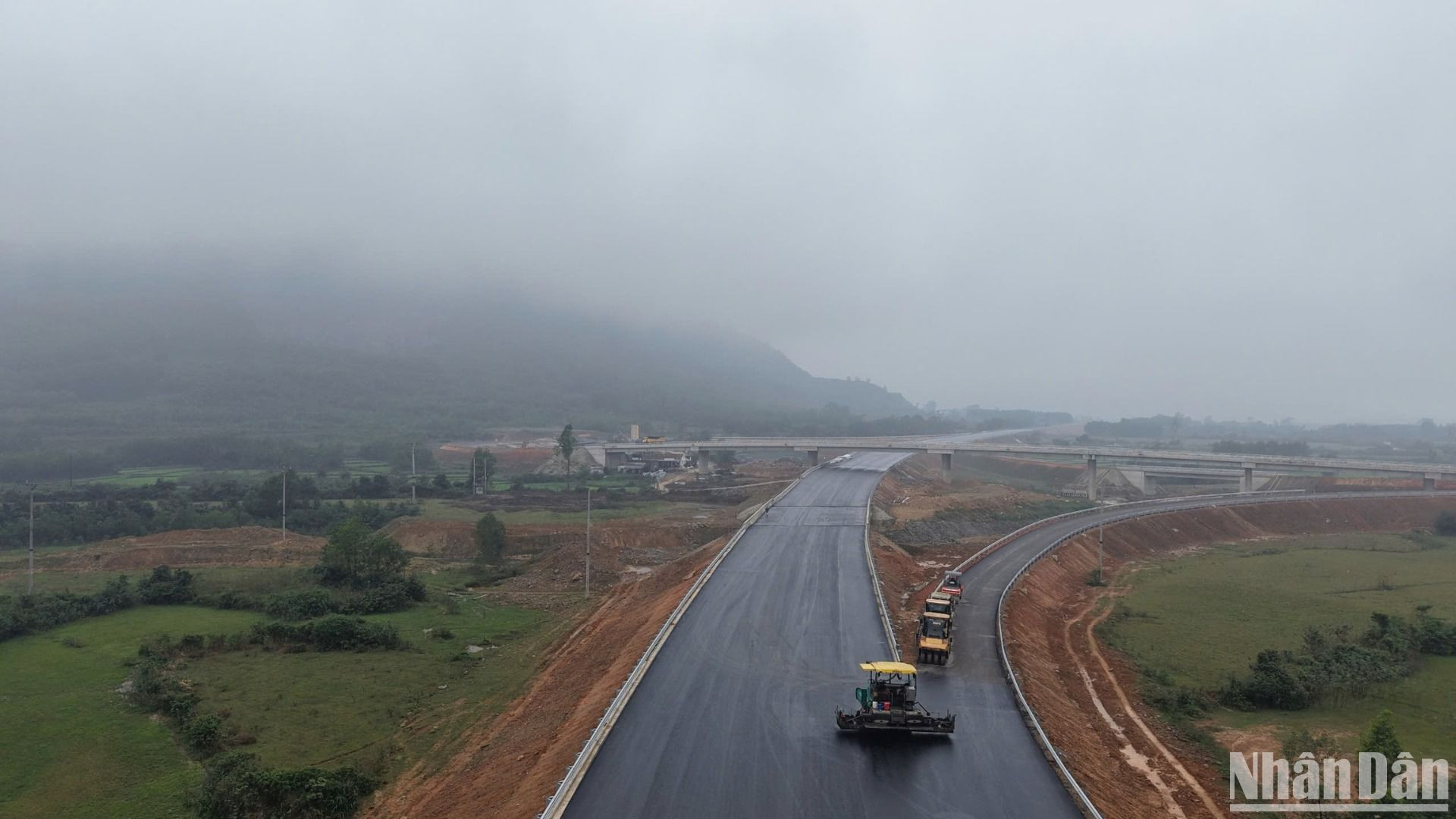 Trong tổng số 35km dự án Hàm Nghi-Bãi Vọt cơ bản đã hoàn thành nền đường, hiện đang các nhà thầu đã thảm lớp bê-tông nhựa cuối cùng.
