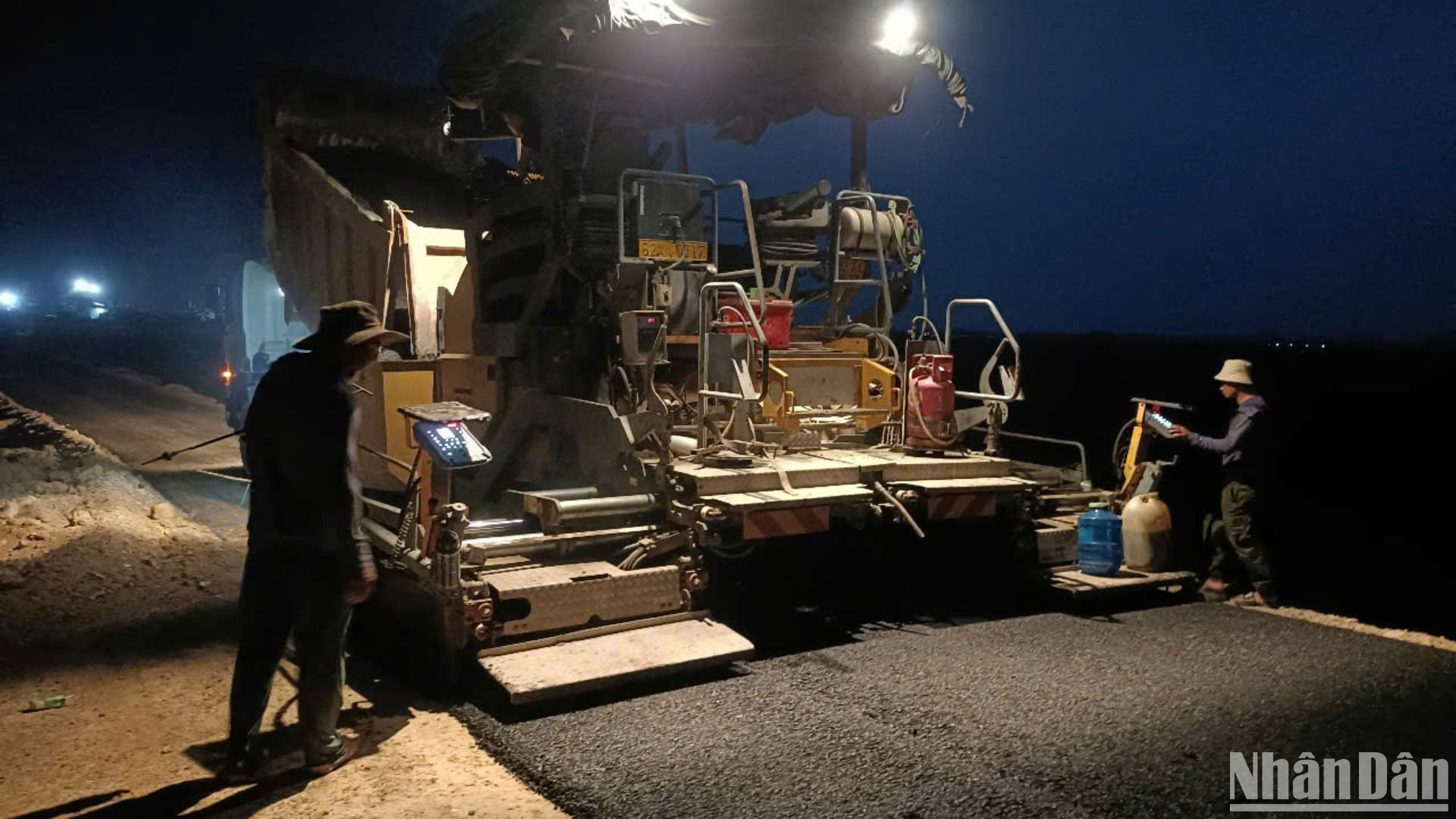 Công trường những ngày tháng 4/2025 nhộn nhịp cả ngày và đêm.