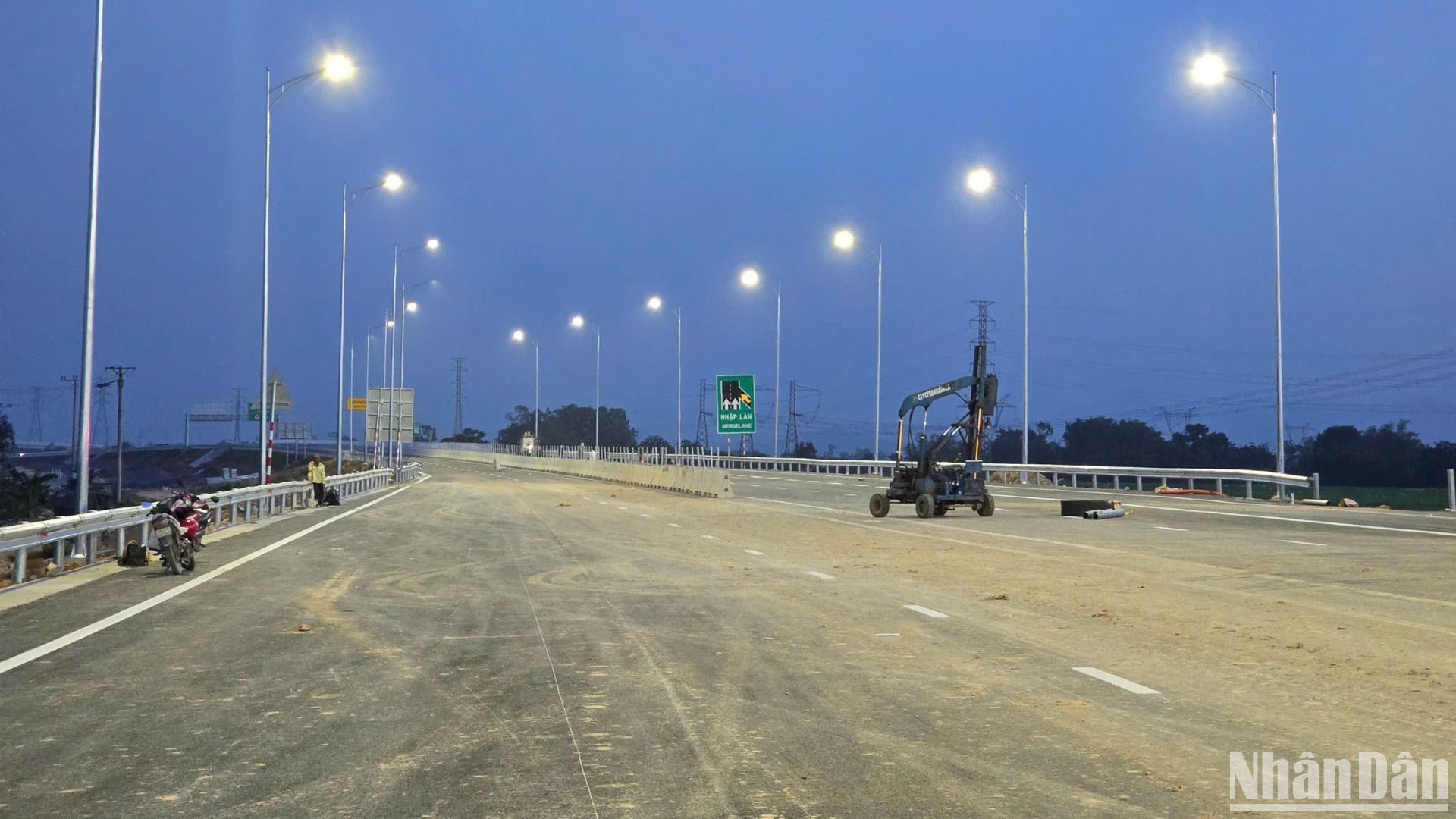 Đèn chiếu sáng và biển báo giao thông đã được lắp đặt sẵn sàng thông xe.