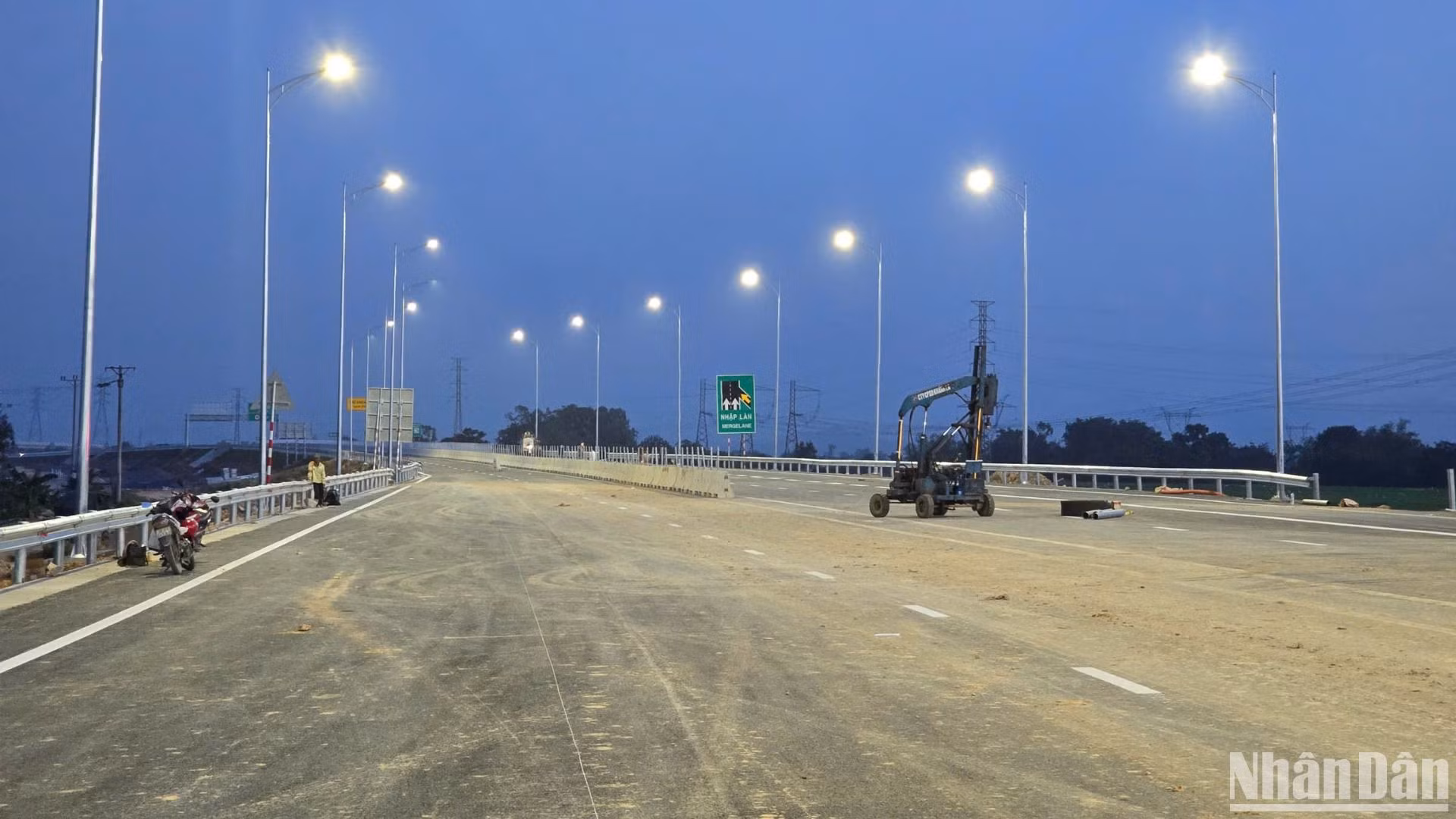 Đèn chiếu sáng và biển báo giao thông đã được lắp đặt sẵn sàng thông xe.