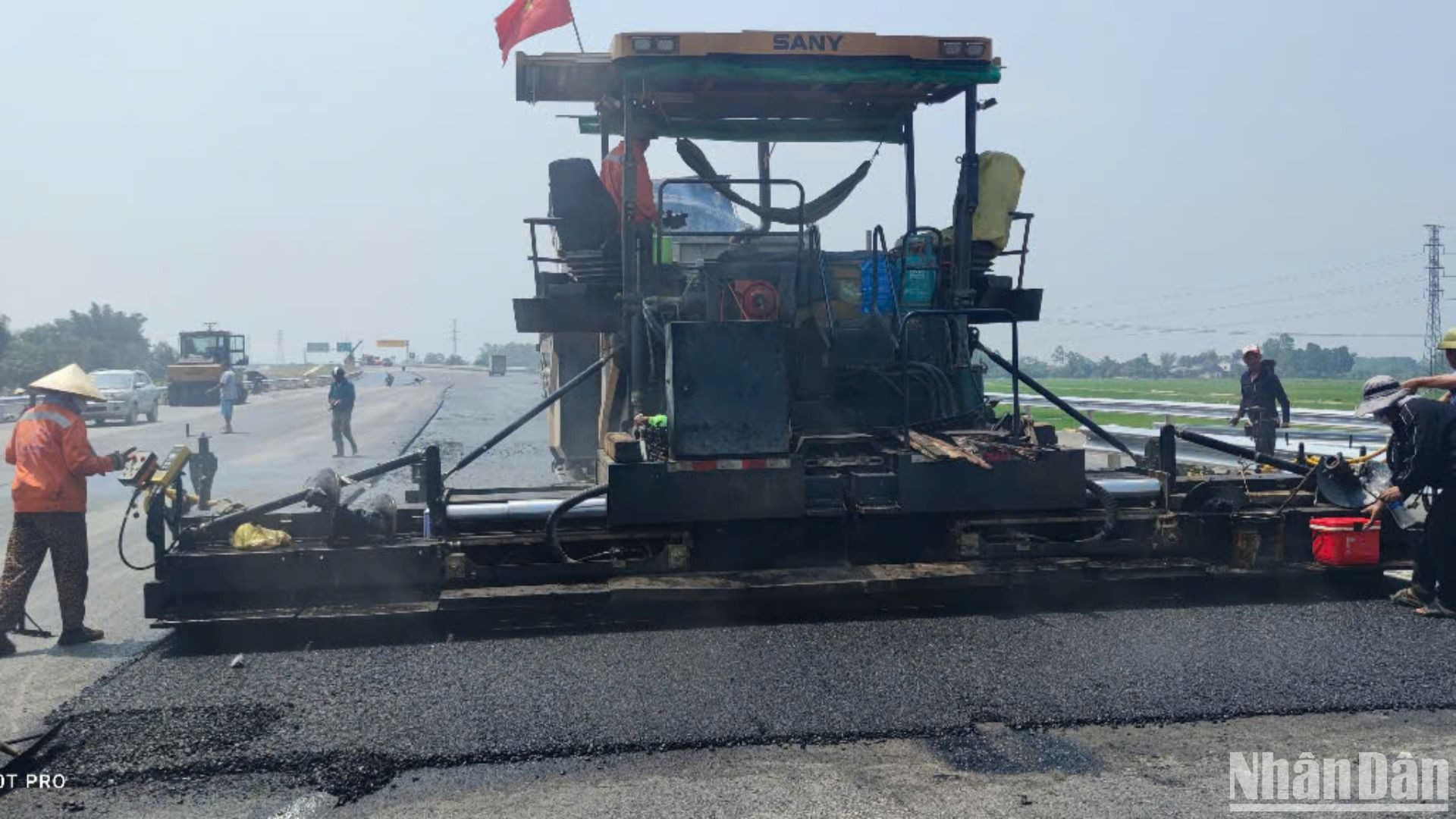 Các nhà thầu huy động máy móc, công nhân làm việc tổng lực đúng tinh thần chỉ đạo của Thủ tướng Chính phủ "3 ca, 4 kíp làm ngày không đủ, tranh thủ làm đêm" để kịp đưa dự án vào khai thác đúng kế hoạch đề ra là ngày 28/4.