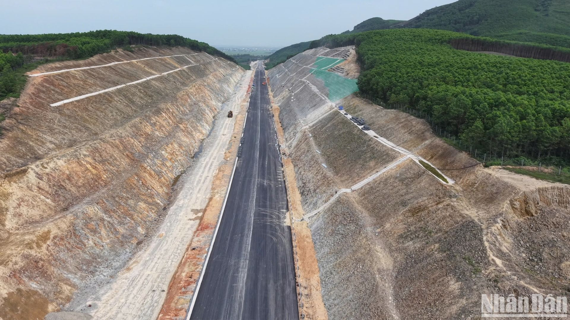 Ta luy dương đã được xử lý an toàn tránh sạt trượt.