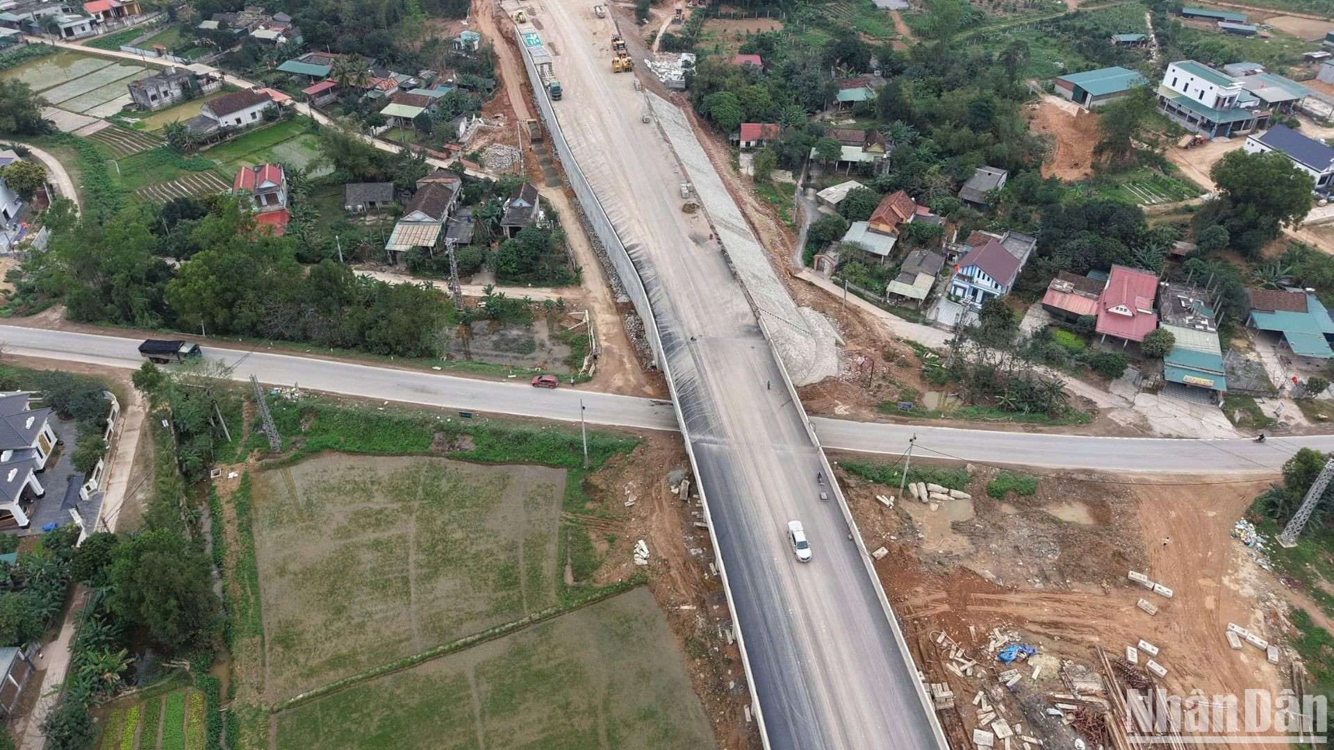 Dự án Bãi Vọt-Hàm Nghi do Liên danh Tổng công ty Xuất nhập khẩu và xây dựng Việt Nam và Tổng công ty 319 Bộ Quốc phòng thi công. Dự án có điểm đầu khớp nối với dự án Diễn Châu-Bãi Vọt tại xã Thanh Bình Thịnh, huyện Đức Thọ, tỉnh Hà Tĩnh.