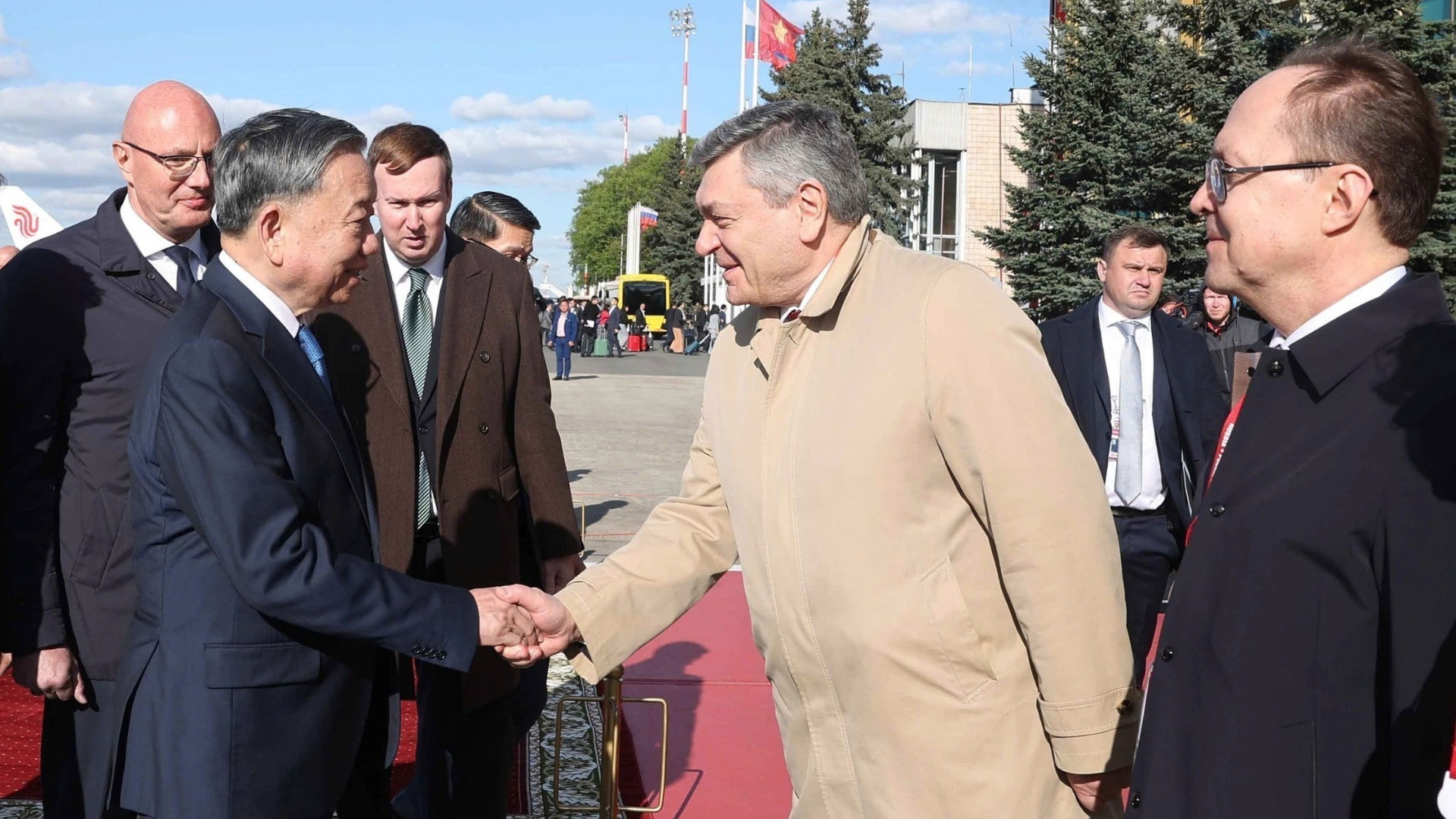 Các quan chức Liên bang Nga đón Tổng Bí thư Tô Lâm và Phu nhân tại sân bay Vnukovo 2, Thủ đô Moskva. (Ảnh: THỐNG NHẤT/TTXVN)