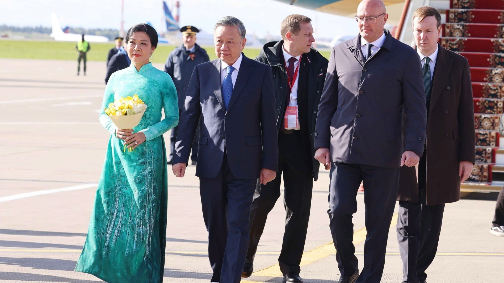 Tổng Bí thư Tô Lâm và Phu nhân đến Thủ đô Moskva, bắt đầu chuyến thăm chính thức Liên bang Nga và dự Lễ kỷ niệm 80 năm Ngày Chiến thắng trong Chiến tranh Vệ quốc vĩ đại. (Ảnh: THỐNG NHẤT/TTXVN)