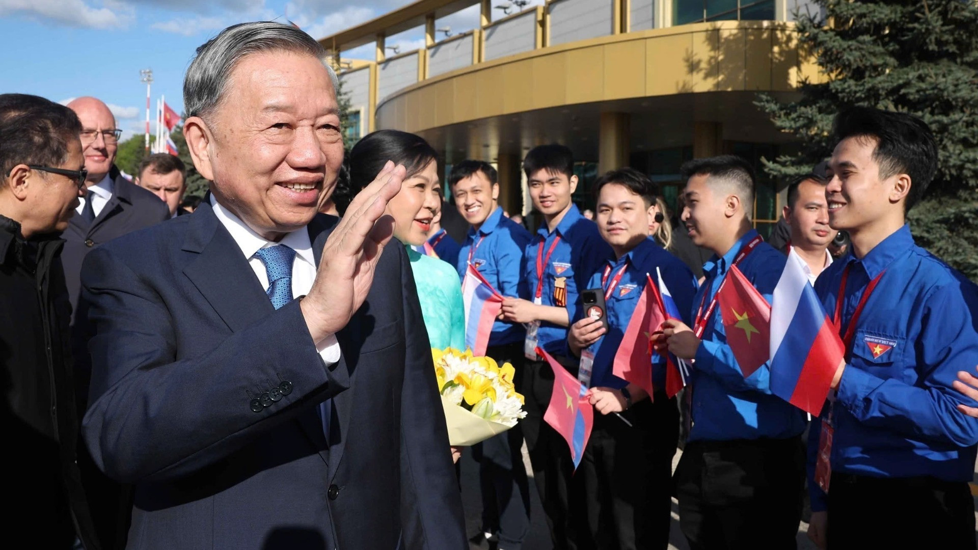 Đại diện cộng đồng, lưu học sinh Việt Nam tại Liên bang Nga đón Tổng Bí thư Tô Lâm và Phu nhân tại sân bay Vnukovo 2, Thủ đô Moskva. (Ảnh: THỐNG NHẤT/TTXVN)