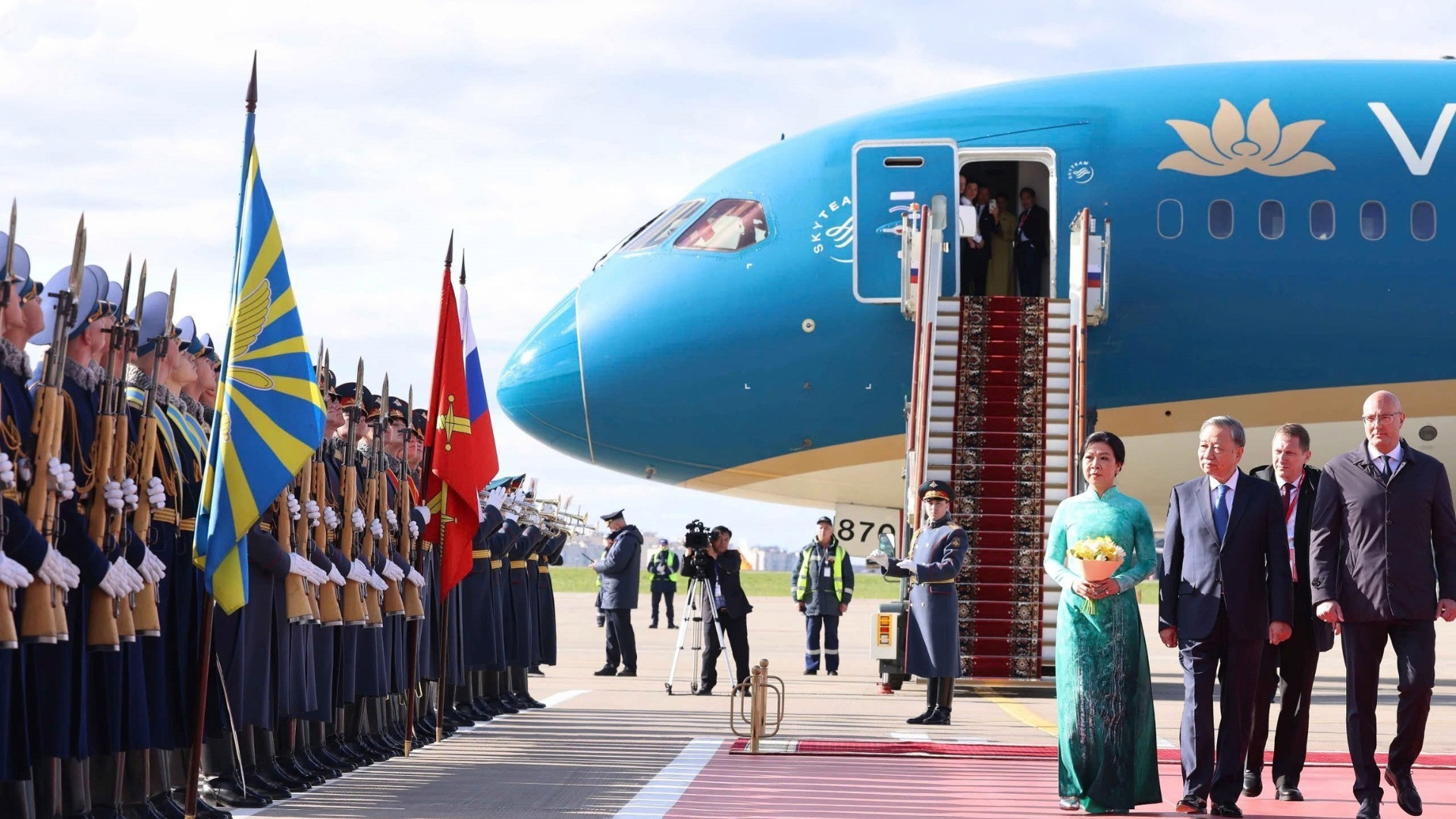 Lễ đón chính thức Tổng Bí thư Tô Lâm và Phu nhân tại sân bay Vnukovo 2, Thủ đô Moskva.(Ảnh: THỐNG NHẤT/TTXVN)