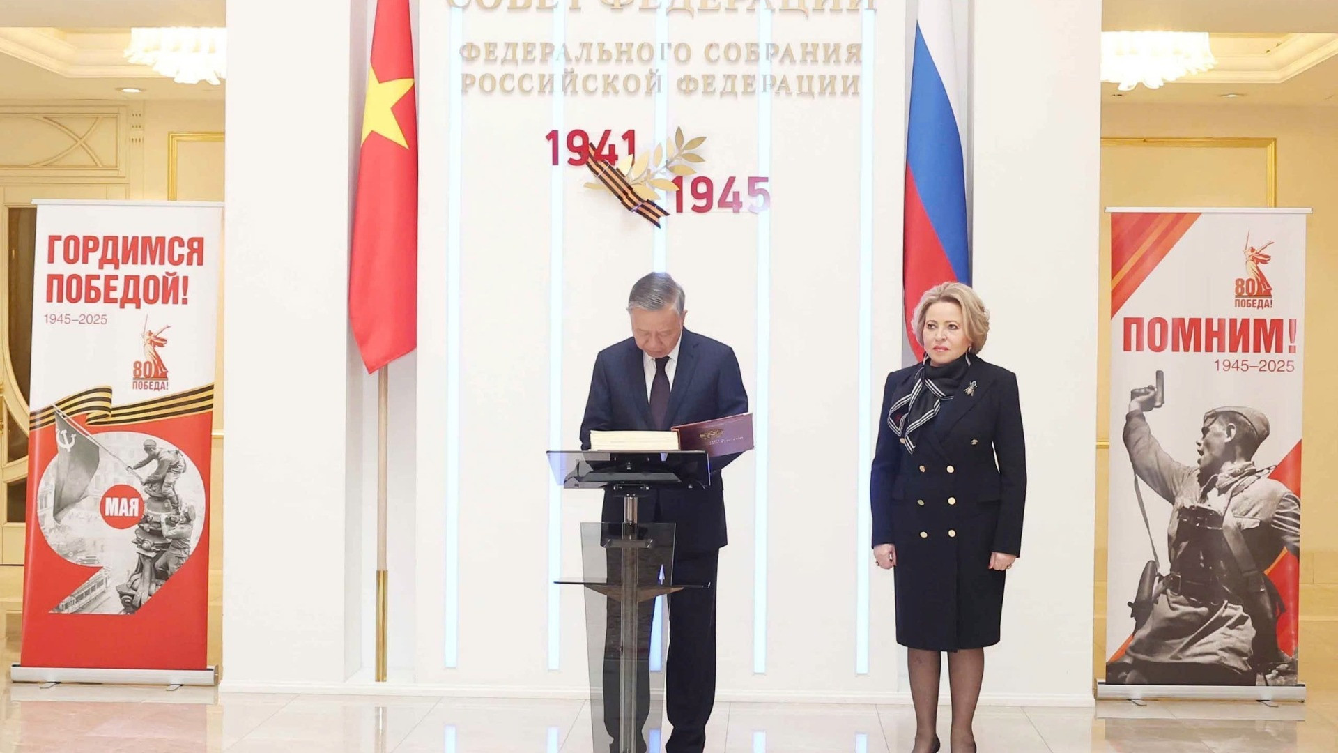 Tổng Bí thư Tô Lâm ghi sổ lưu bút. (Ảnh: Thống Nhất/TTXVN)