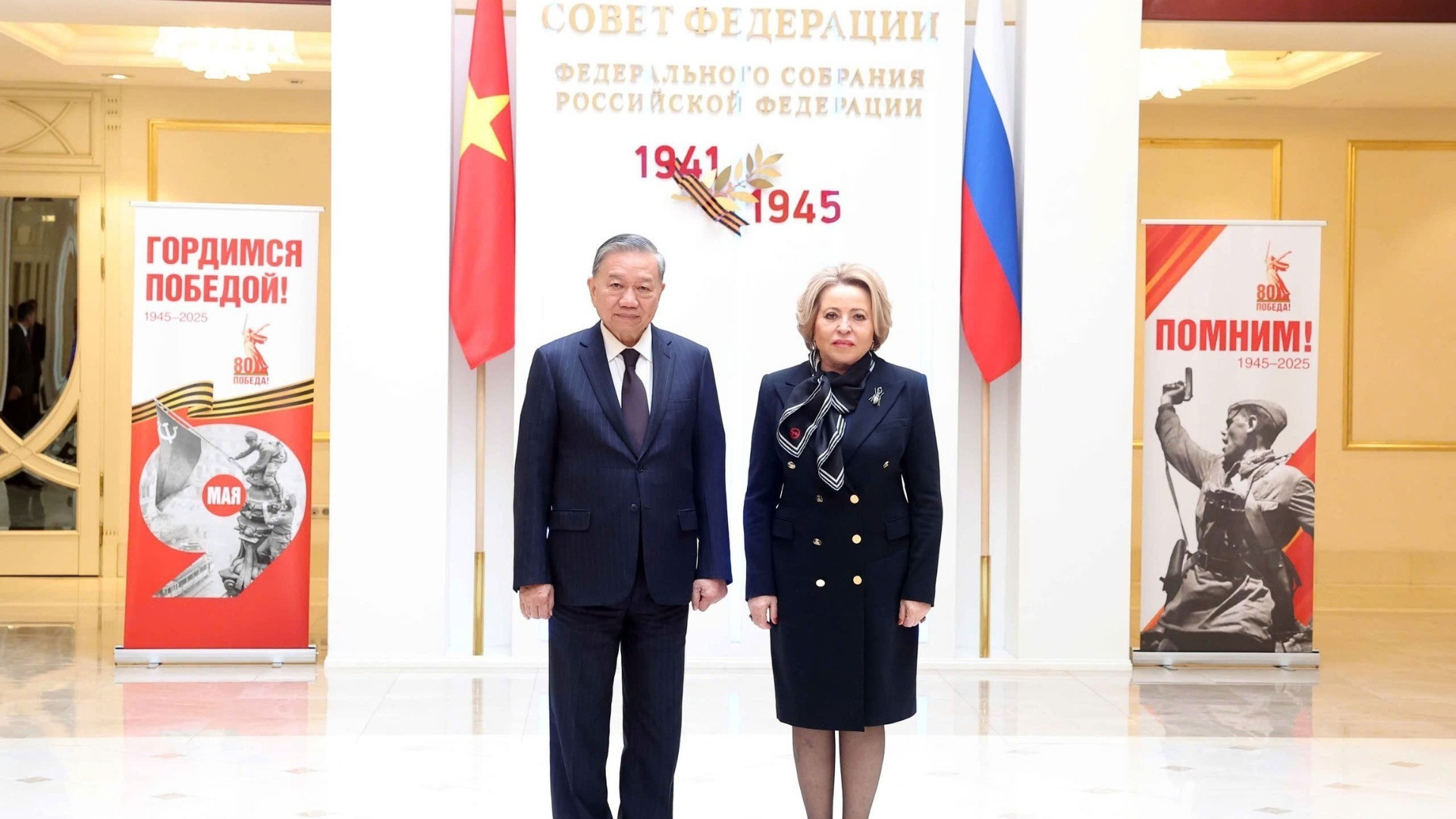 Tổng Bí thư Tô Lâm và Chủ tịch Hội đồng Liên bang, Quốc hội Liên bang Nga Valentina Matviyenko chụp ảnh chung. (Ảnh: Thống Nhất/TTXVN)