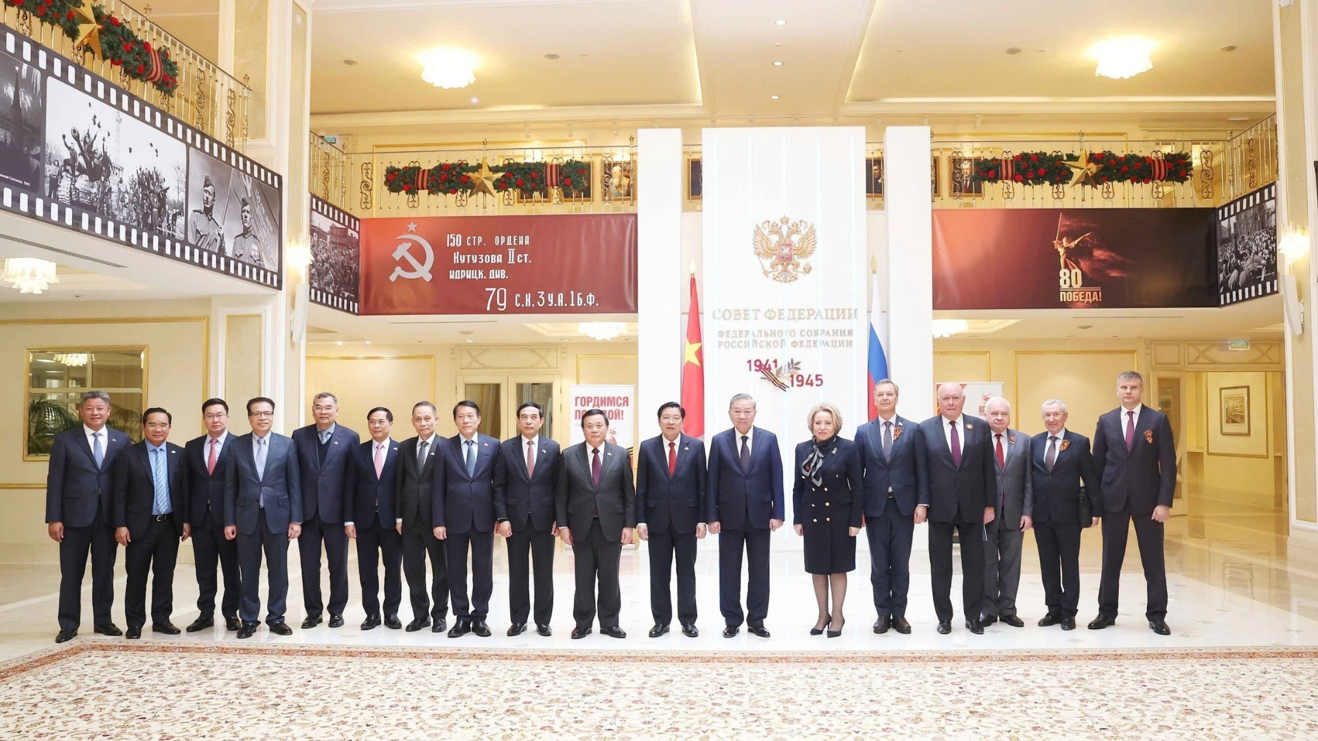 Tổng Bí thư Tô Lâm và Chủ tịch Hội đồng Liên bang, Quốc hội Liên bang Nga Valentina Matviyenko cùng các đại biểu chụp ảnh chung. (Ảnh: Thống Nhất/TTXVN)