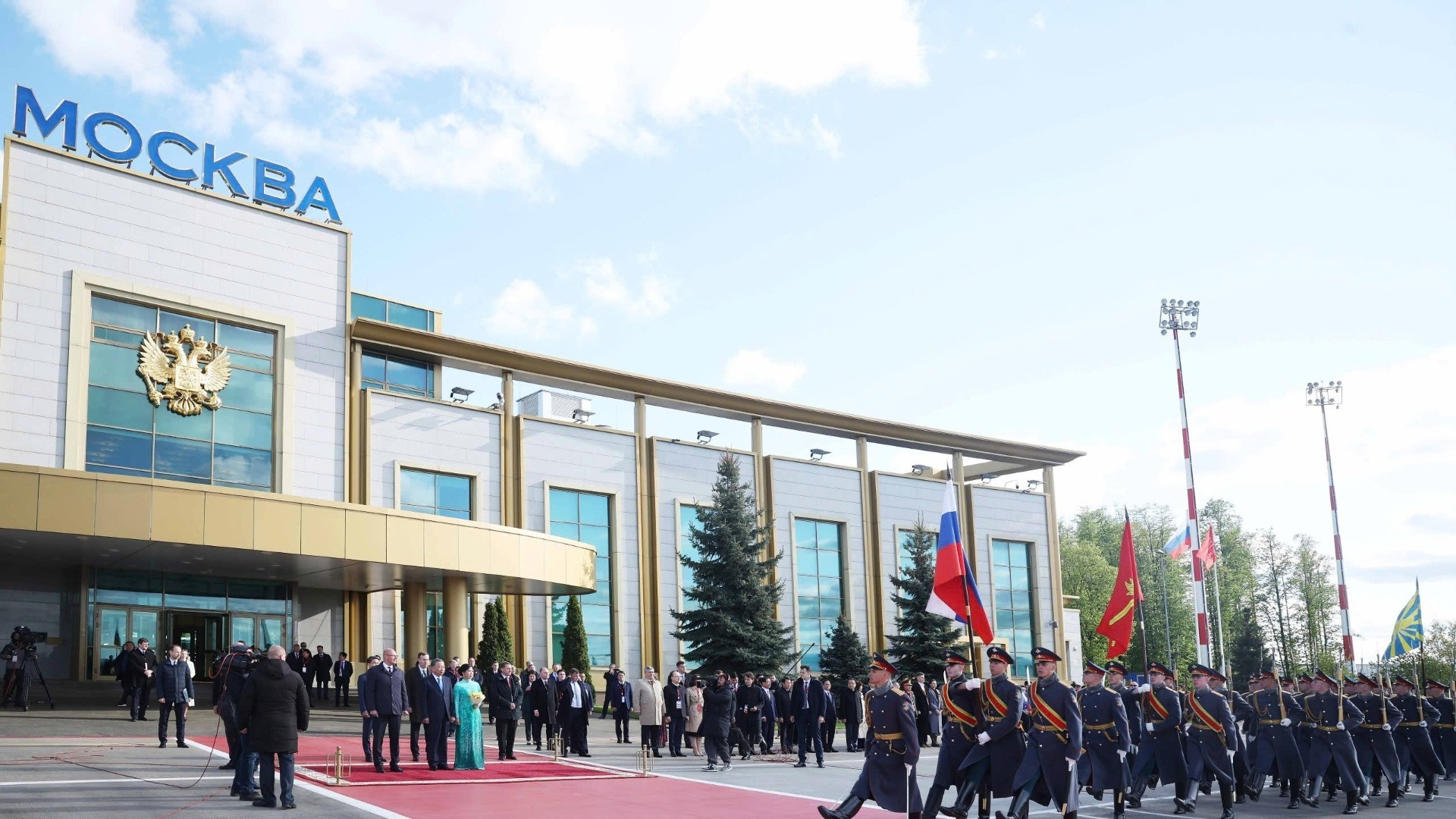 Lễ đón chính thức Tổng Bí thư Tô Lâm và Phu nhân tại sân bay Vnukovo 2, Thủ đô Moskva. (Ảnh: THỐNG NHẤT/TTXVN)