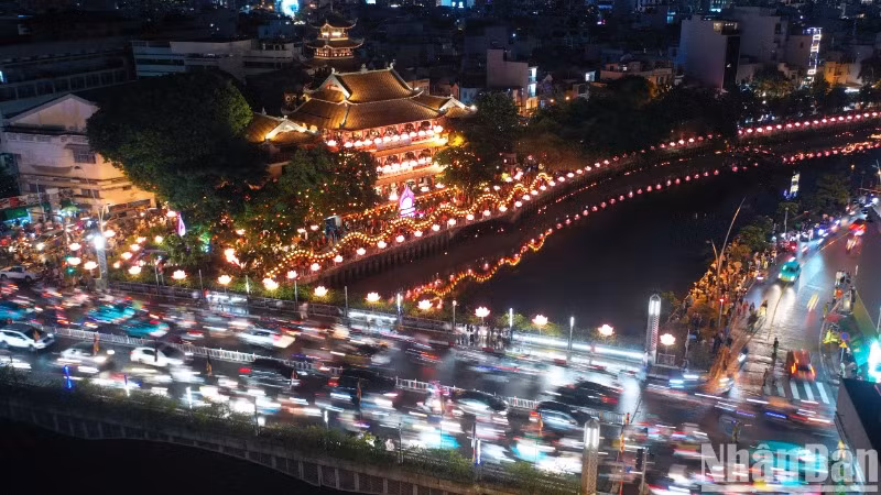 Chùa Pháp Hoa lung linh mừng lễ Phật đản.