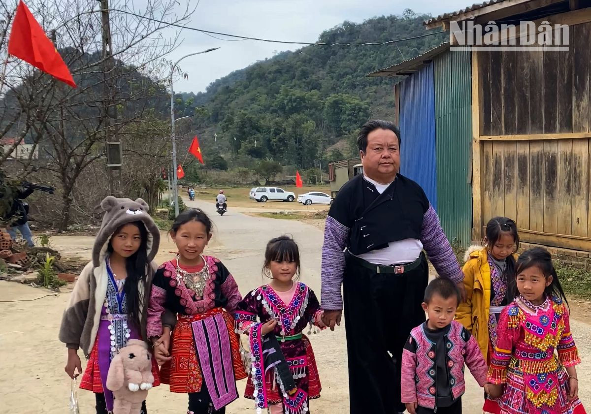 Vào những ngày vui Xuân, đón Tết, trẻ em cũng được bố mẹ may cho những bộ trang phục truyền thống với những hoa văn đặc trưng và được người lớn đưa đi chúc Tết người thân, họ hàng và các hộ trong bản.