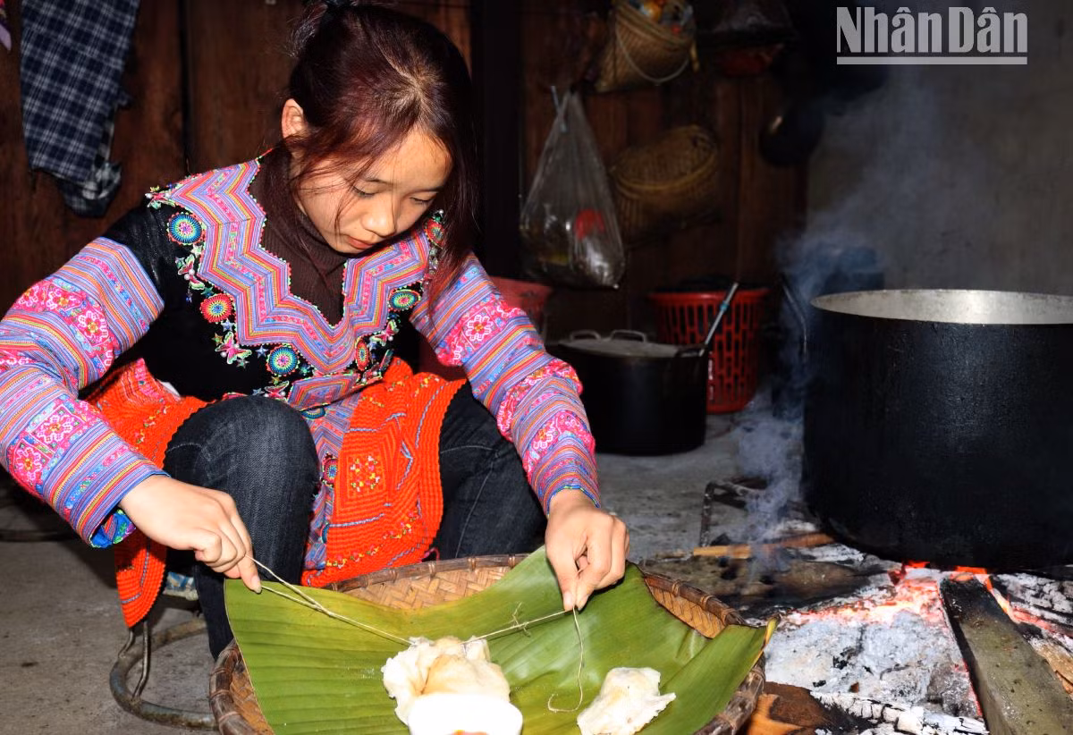 Phụ nữ H'Mông từ lúc còn nhỏ ai cũng biết thêu thùa, may vá và làm bánh dày. Vào những ngày Tết, phụ nữ H'Mông từ già cho đến trẻ đều biết giã, làm bánh dày hay lo một bữa cơm gia đình trong ngày Tết.