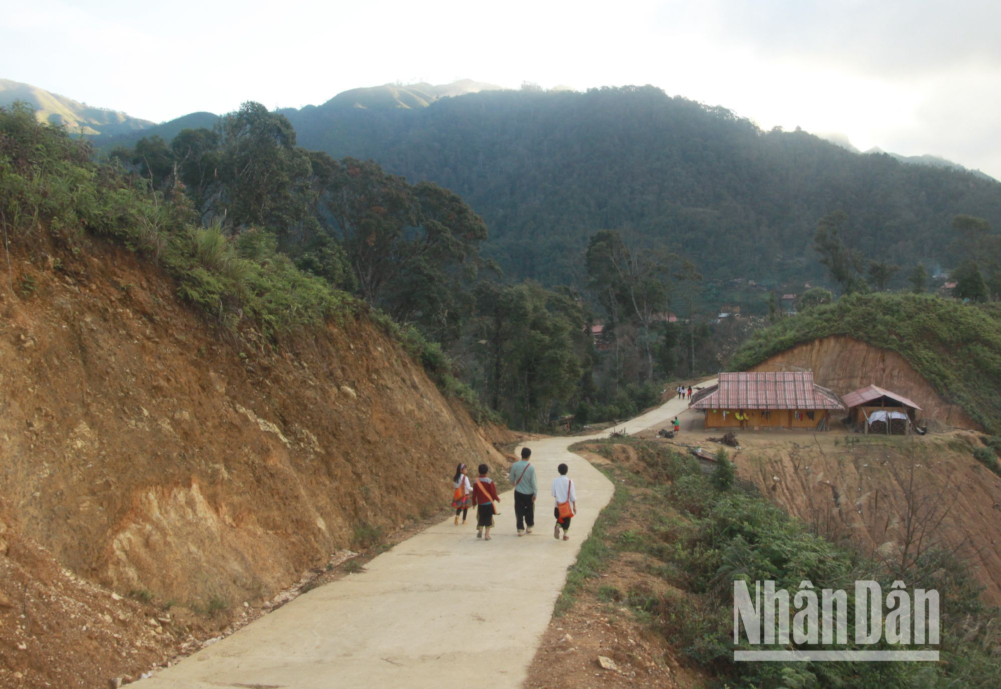 Đường giao thông từ trung xã Háng Đồng, huyện Bắc Yên đến các bản đã được bê-tông hóa, giúp người dân đi lại thuận tiện hơn.