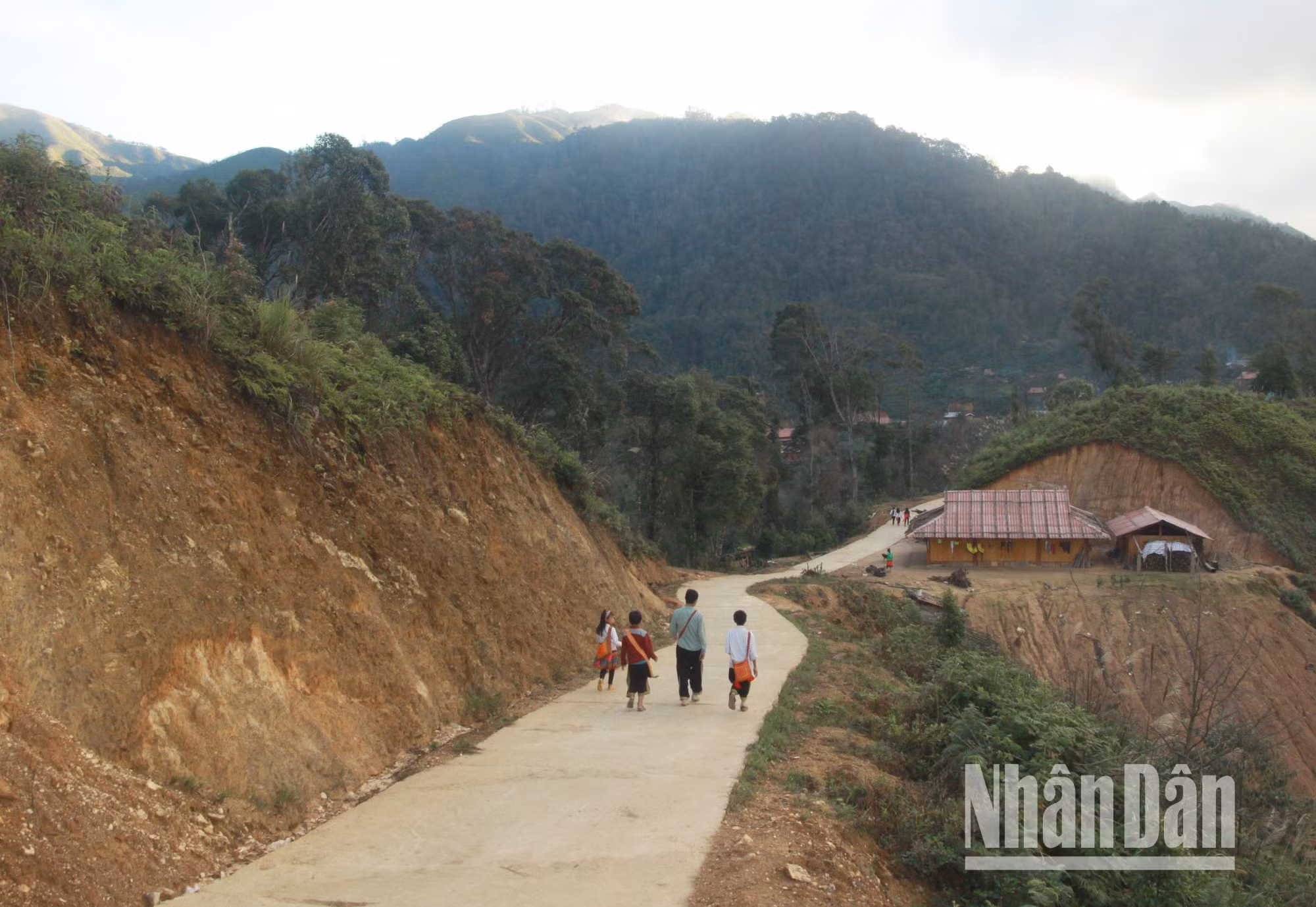 Đường giao thông từ trung xã Háng Đồng, huyện Bắc Yên đến các bản đã được bê-tông hóa, giúp người dân đi lại thuận tiện hơn.