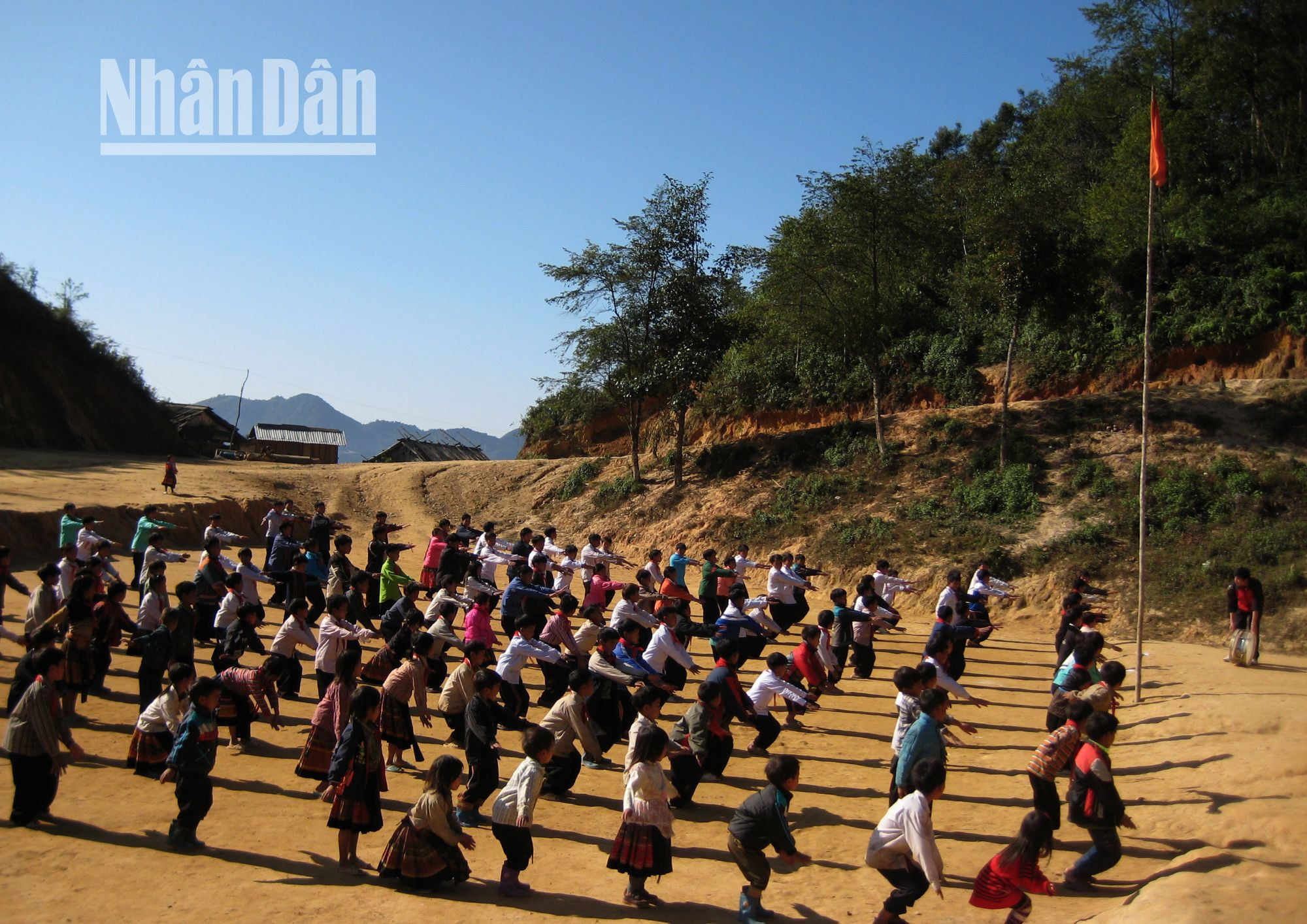 100% trẻ em trong độ tuổi tại xã Háng Đồng được đi học.