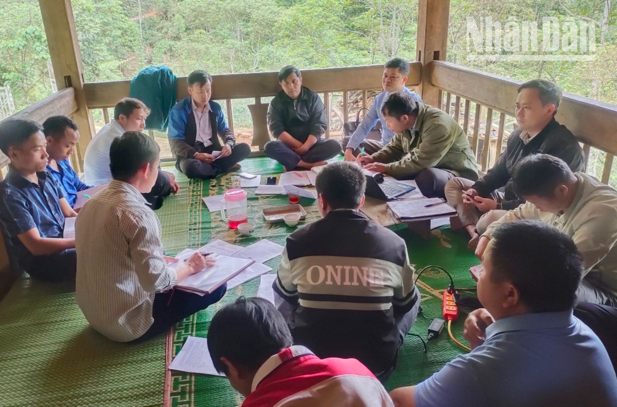 Một buổi tuyên truyền về công tác phòng, chống ma túy của cán bộ xã Háng Đồng tại bản Háng Đồng C.