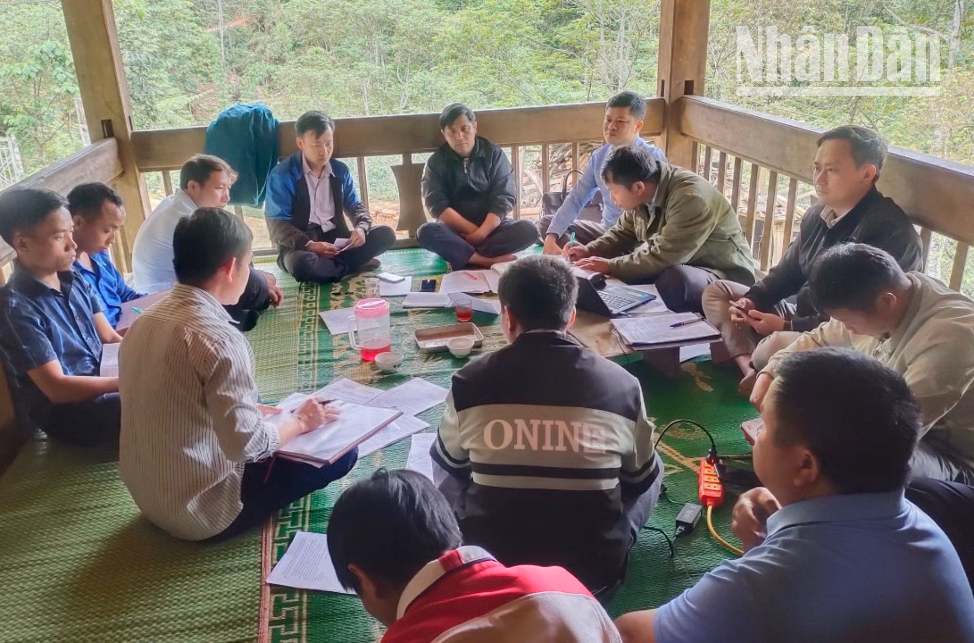 Một buổi tuyên truyền về công tác phòng, chống ma túy của cán bộ xã Háng Đồng tại bản Háng Đồng C.