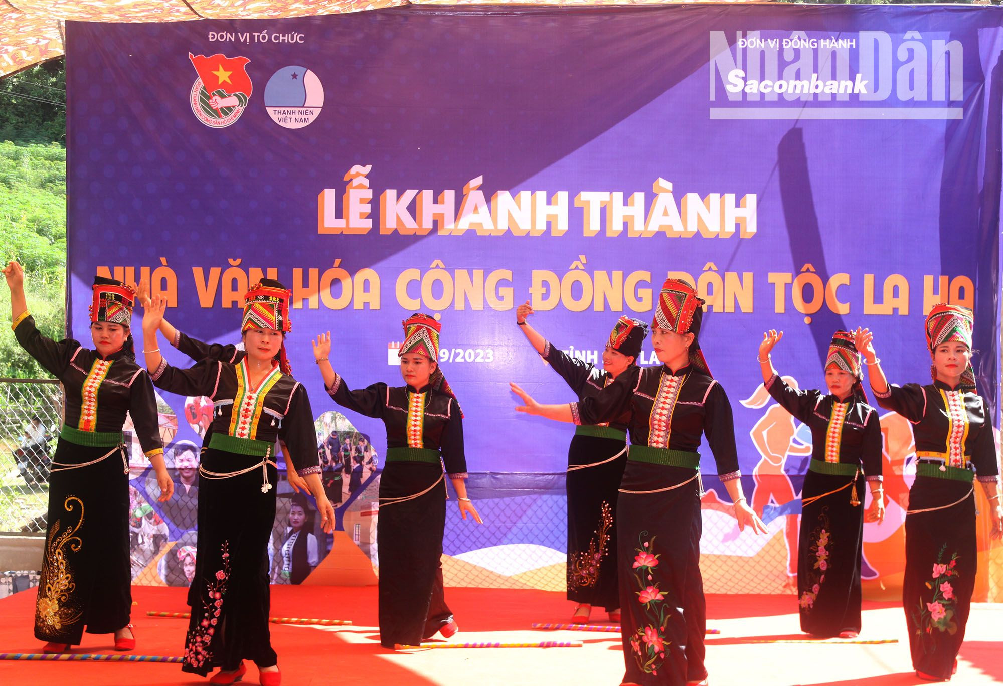 Phụ nữ dân tộc La Ha biểu diễn văn nghệ nhân dịp lễ khánh thành Nhà Văn hóa cộng đồng La Ha tại bản Hiên, xã Liệp Tè, huyện Thuận Châu. (Ảnh: Phan Thảo)