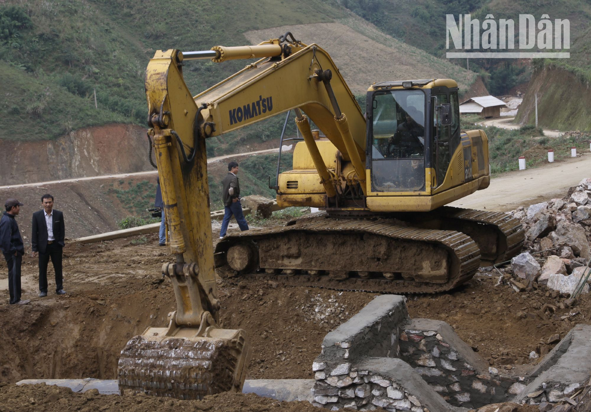 Cải tạo, nâng cấp tuyến đường từ huyện Phù Yên lên với xã vùng cao Suối Tọ.