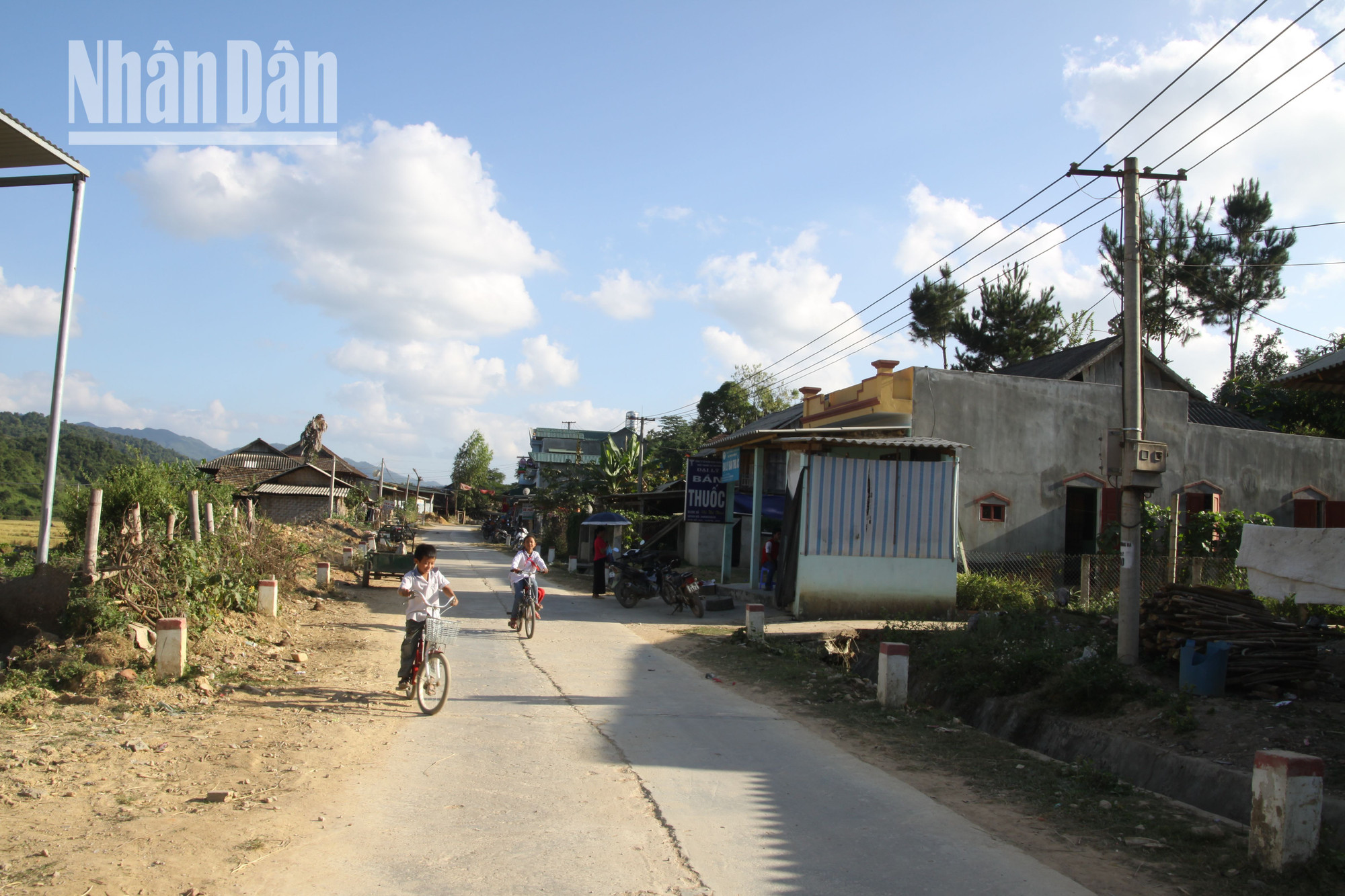 Đường giao thông dẫn về các xã vùng biên giới, vùng cao của huyện Sốp Cộp, Sơn La cũng đã được bê-tông hóa.