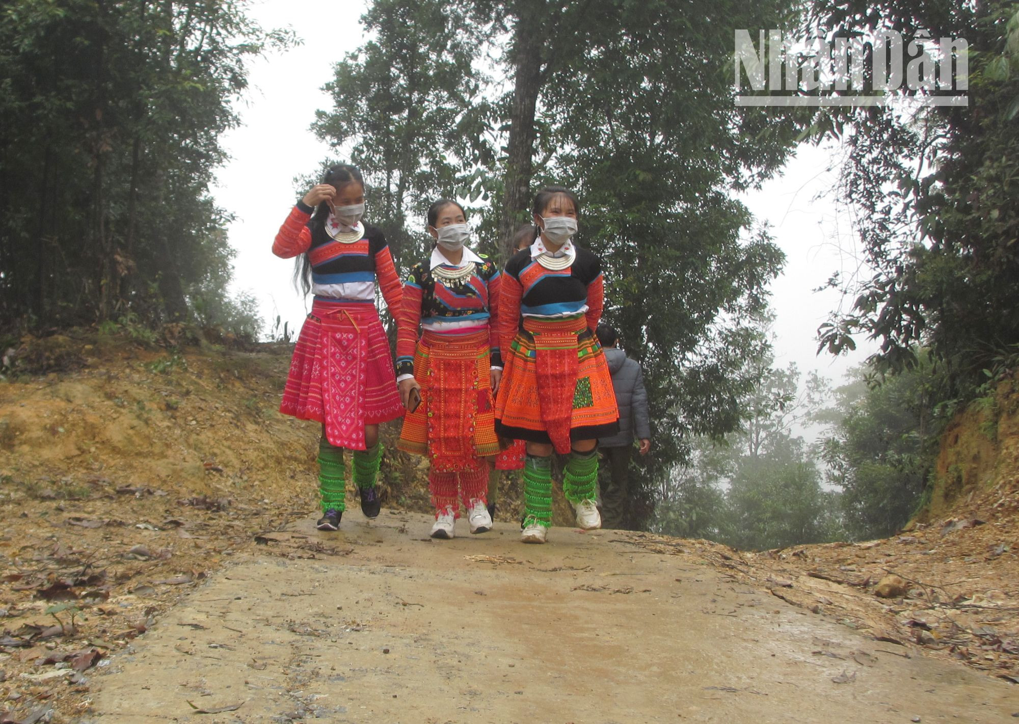 Có đường giao thông dẫn về các bản vùng cao, góp phần giúp việc đi lại, thông thương hàng hóa của đồng bào vùng cao Sơn La được thuận tiện hơn.