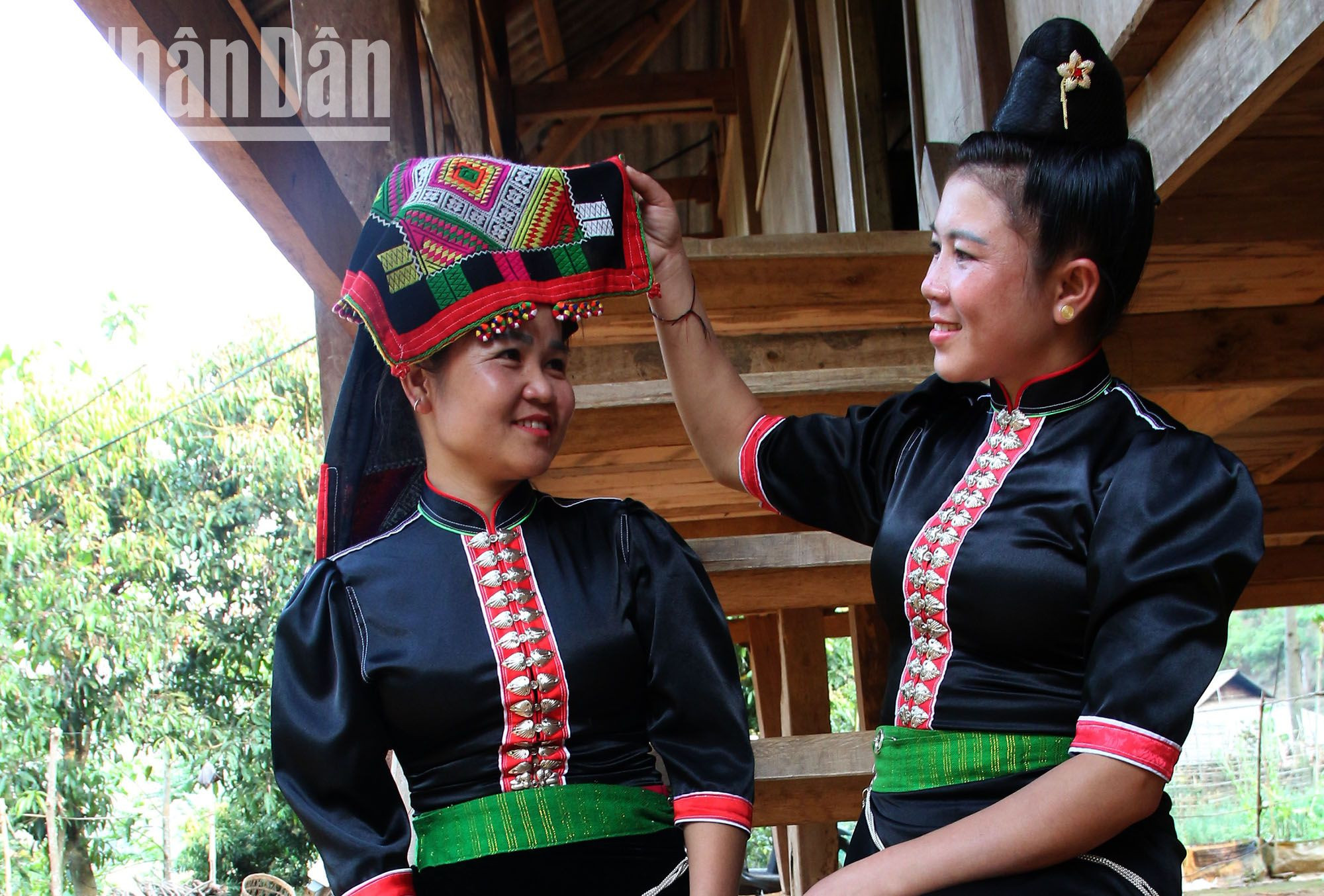 Phụ nữ dân tộc La Ha thường mặc áo cóm có hàng khuy bạc, váy đen, có cạp và thắt lưng màu xanh. (Ảnh: Quốc Tuấn)