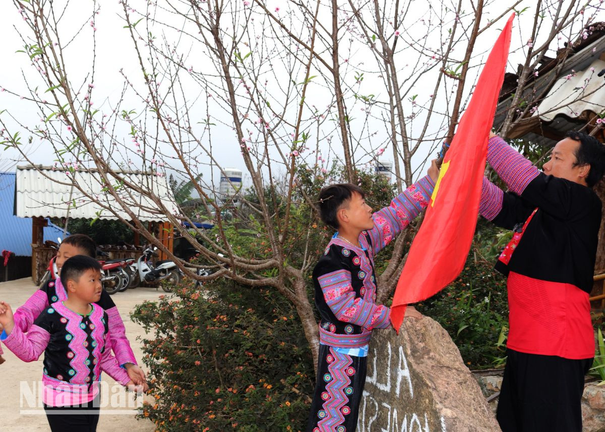 Trước Tết, các hộ đồng bào dân tộc H'Mông sẽ thay cờ Tổ quốc mới được treo trang trọng trước cửa chính ra vào.