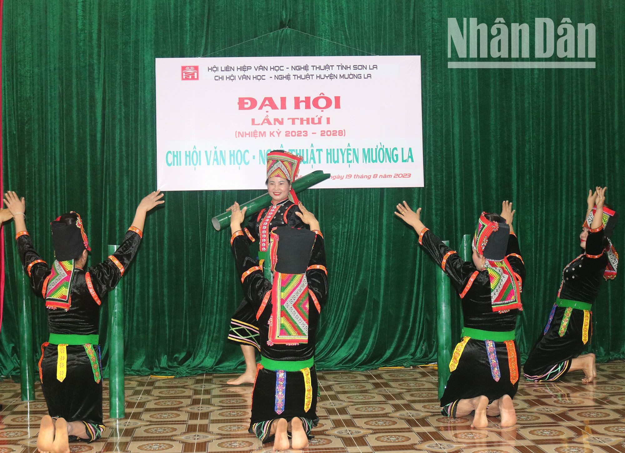 Múa Tăng Bẳng của đồng bào dân tộc La Ha trong dịp tổ chức Đại hội Chi hội Văn học nghệ thuật huyện Mường La. (Ảnh: Quốc Tuấn)