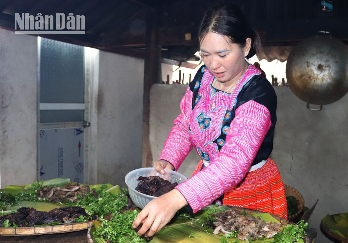 Trong 3 ngày Tết, đồng bào H'Mông hạn chế ăn rau, họ quan niệm rằng nếu ăn rau thì cả năm sẽ chỉ ăn rau, cho nên trong mâm cơm đãi khách chỉ có ray thơm, bánh dày, cơm, các món từ thịt và rượu.