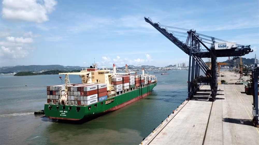 Tàu vào làm hàng tại Cảng CICT Cái Lân, Quảng Ninh.