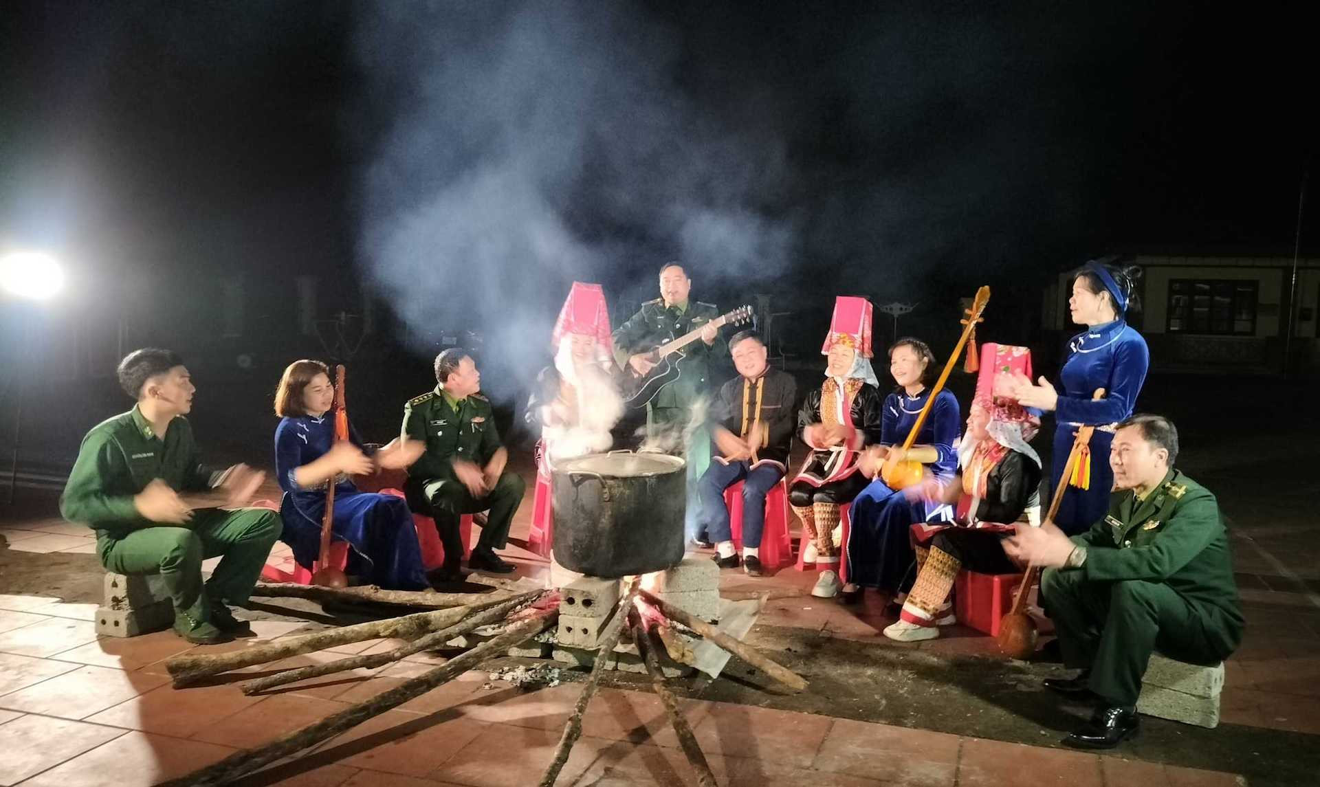 Đồng bào dân tộc xã Hoành Mô cùng các cán bộ, chiến sĩ Đồn Biên phòng cửa khẩu Hoành Mô giao lưu trong ngày Tết.