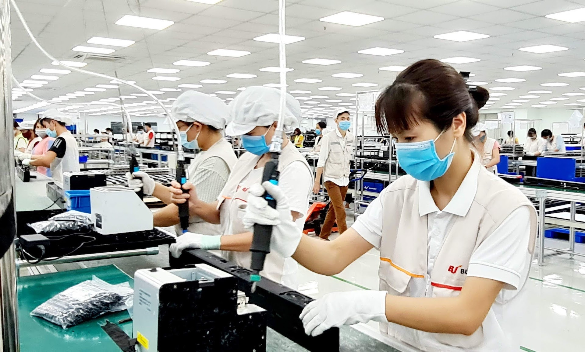 Sản xuất linh kiện điện tử ở khu công nghiệp Đông Mai, Quảng Yên.