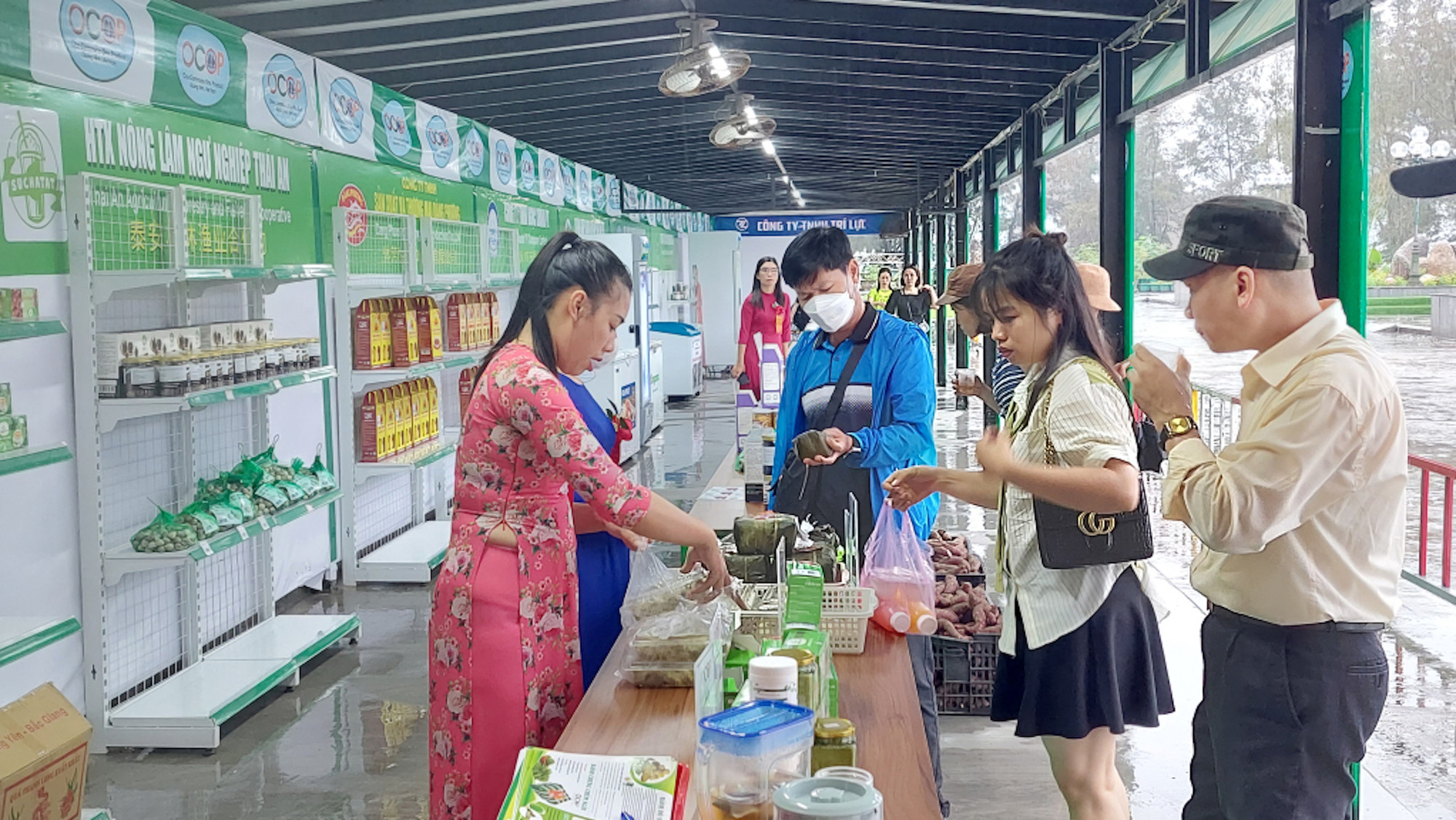 Du khách lựa chọn mua sản phẩm OCOP tại khu du lịch Sa Vỹ , thành phố Móng Cái.