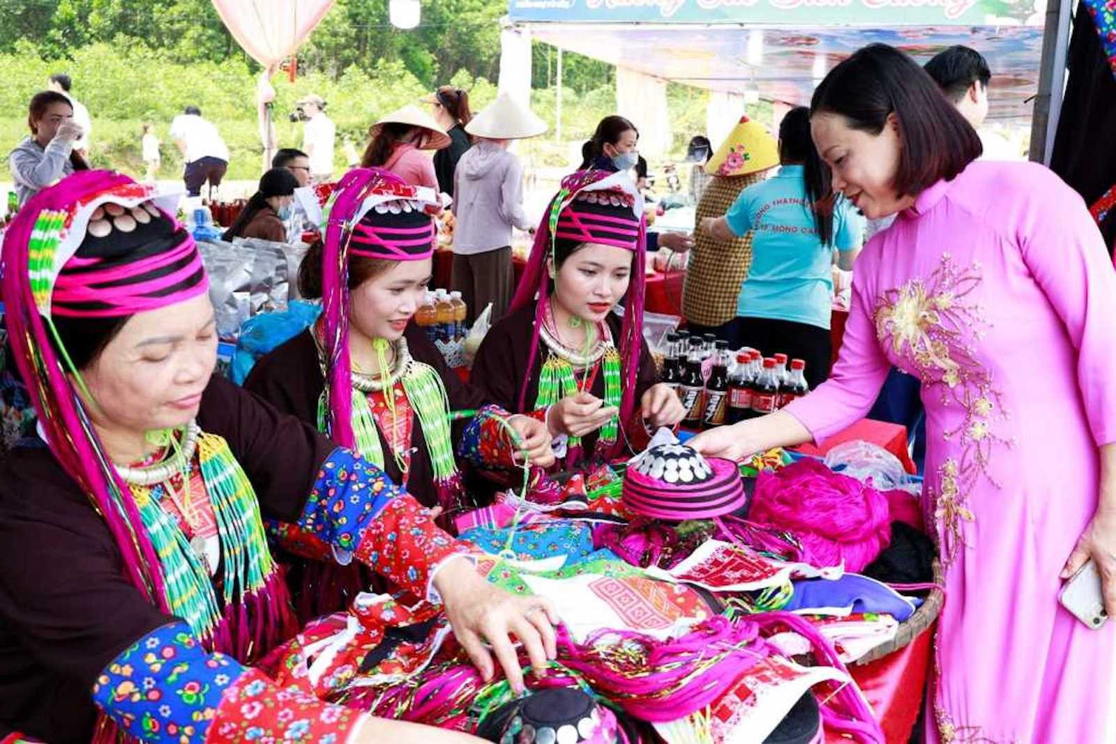 Chợ phiên Pò Hèn được tổ chức tại xã Hải Sơn, ngày càng thu hút khách du lịch tham gia và trải nghiệm. Chợ phiên Pò Hèn được tổ chức tại xã Hải Sơn, ngày càng thu hút khách du lịch tham gia và trải nghiệm.