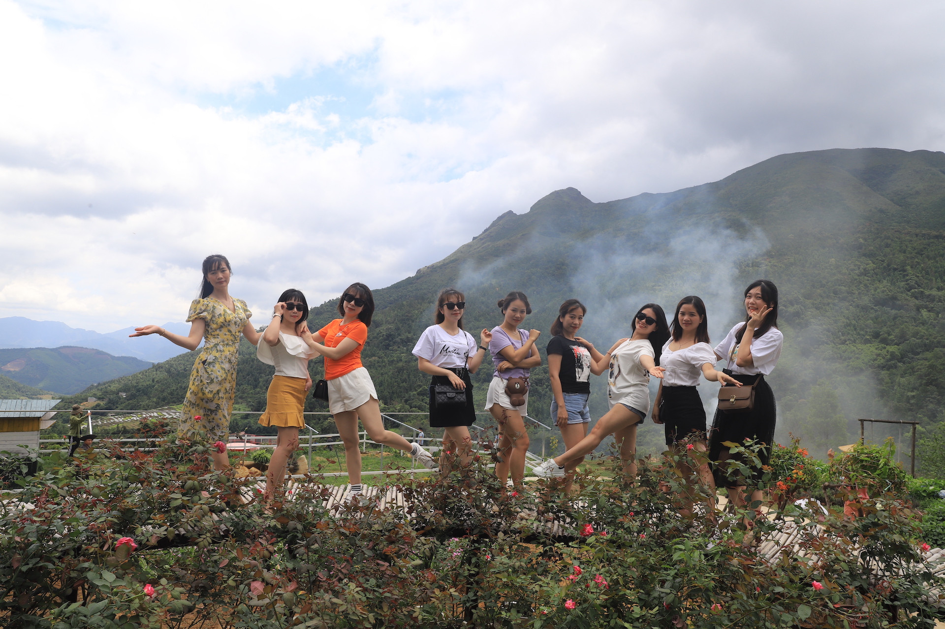 Du khách rất thích chụp ảnh tại vườn hoa Cao Sơn, Bình Liêu.