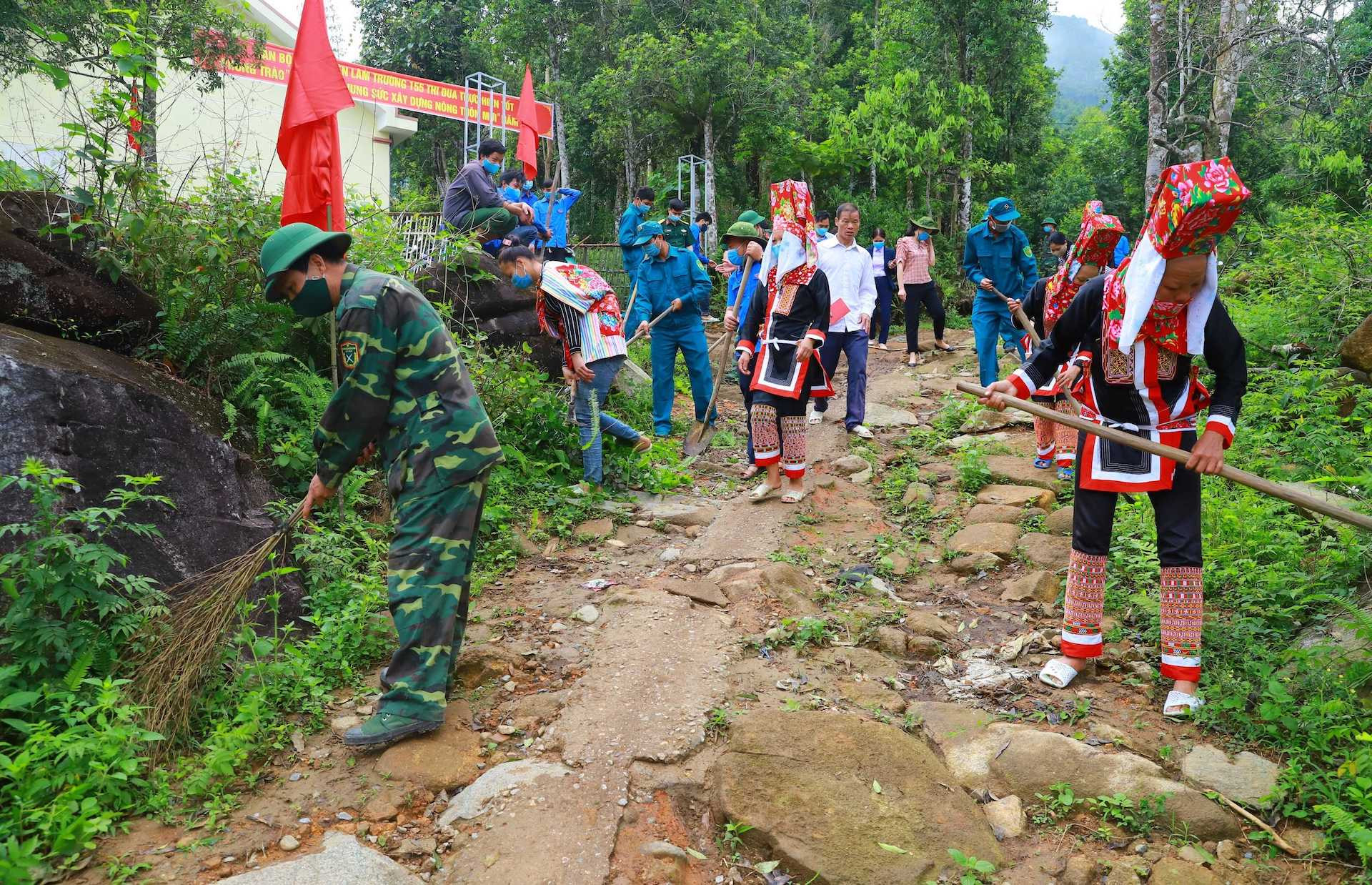 Đồng bào dân tộc thiểu số ở huyện Bình Liêu tích cực tham gia các hoạt động bảo vệ môi trường.