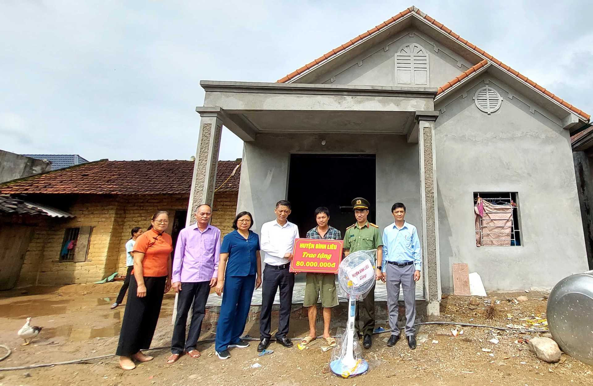 Huyện Bình Liêu trao tặng Nhà đại đoàn kết cho các hộ gia đình khó khăn trên địa bàn.