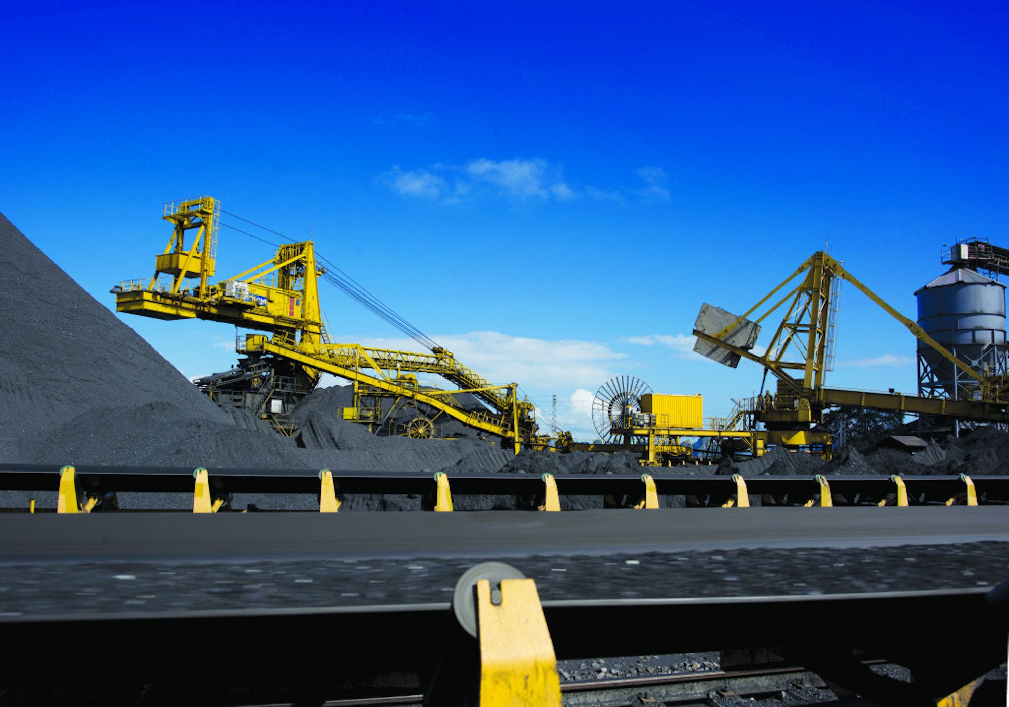 Cảng Cẩm Phả chuyên về xuất nhập khẩu than. Cảng Cẩm Phả chuyên về xuất nhập khẩu than.