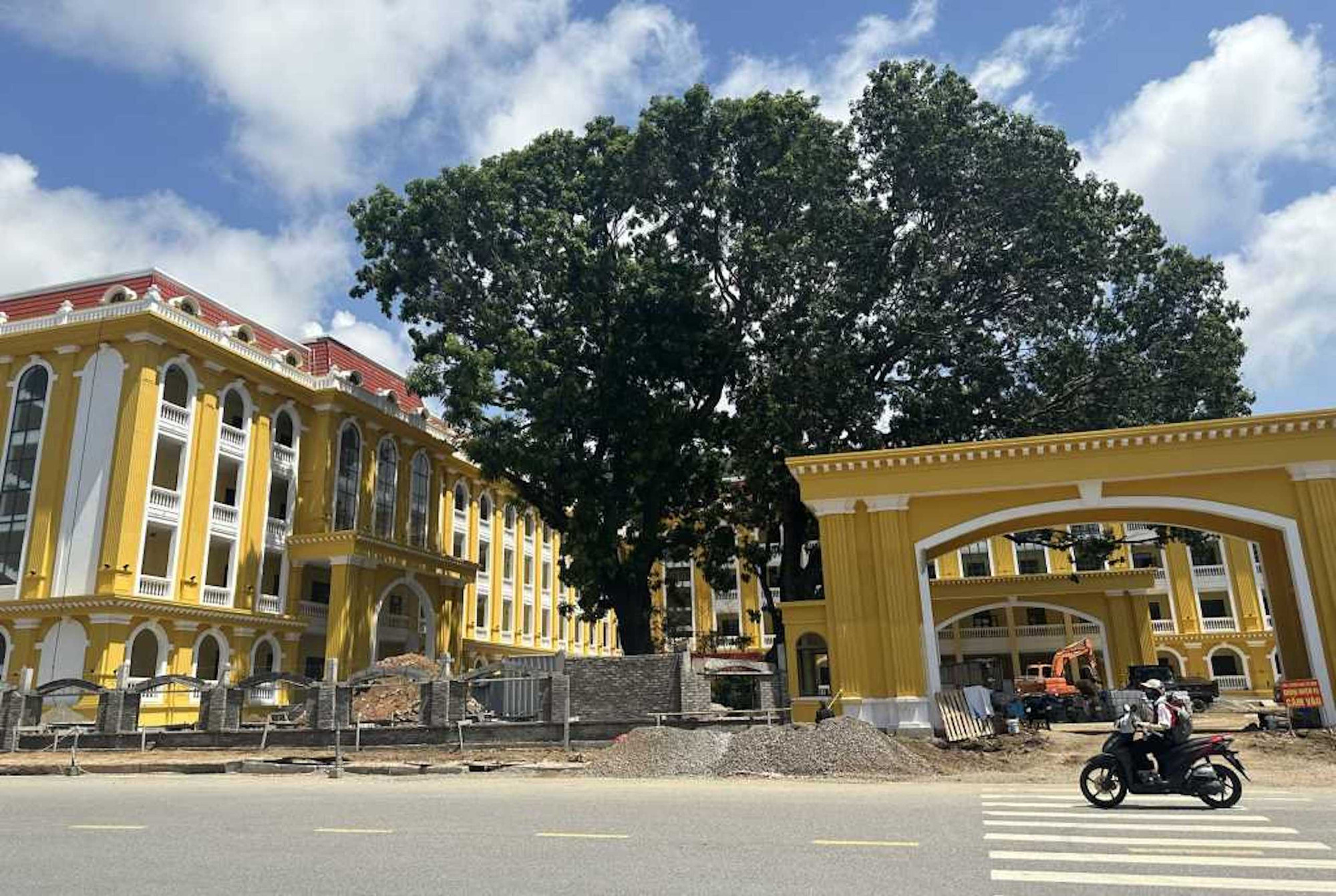 Dự án xây mới, mở rộng Trường trung học phổ thông Cẩm Phả đẩy nhanh tiến độ thi công.