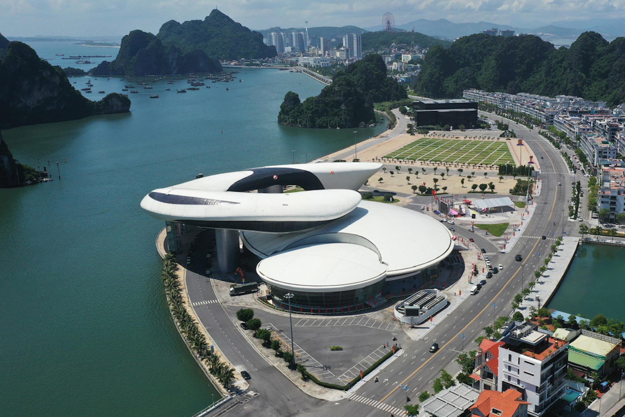 Thành phố Hạ Long, Quảng Ninh đang hướng đến là đô thị văn minh, hiện đại.