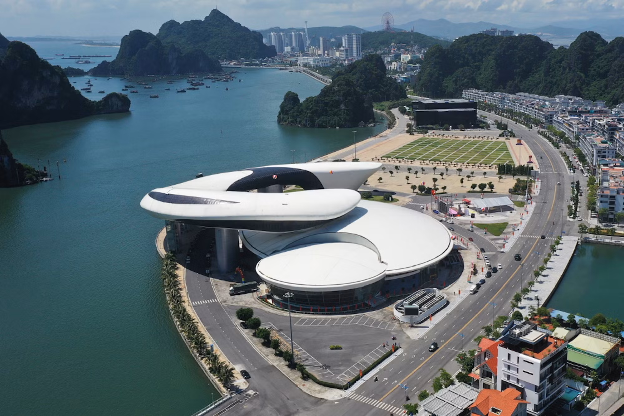 Thành phố Hạ Long, Quảng Ninh đang hướng đến là đô thị văn minh, hiện đại.